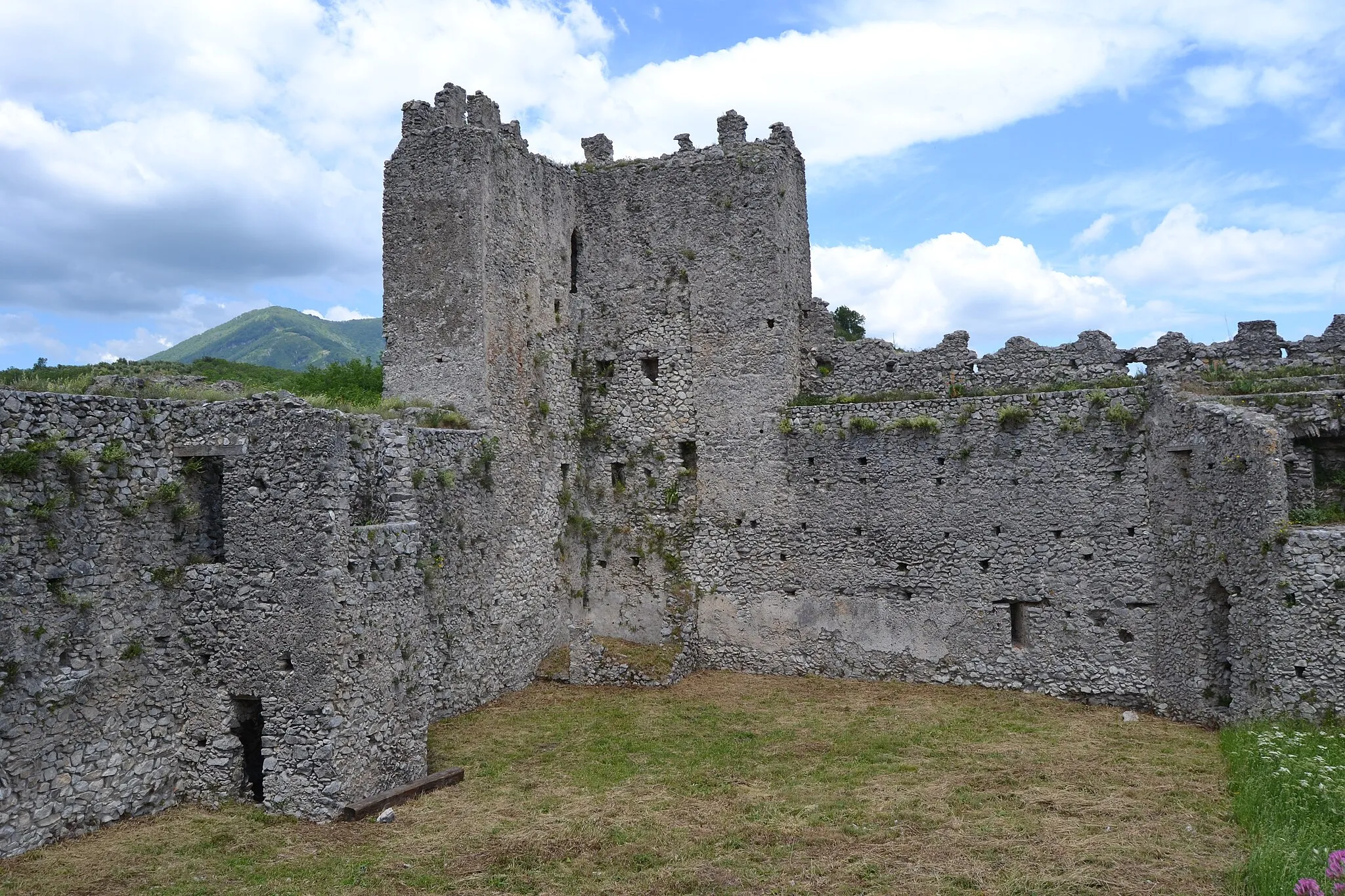 Photo showing: The northern part of San Severino Castle, Mercato San Severino (SA). Italy