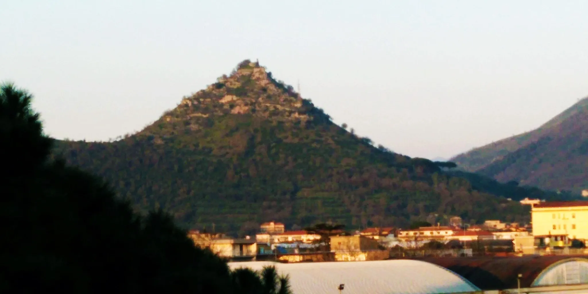 Photo showing: Monte Solano e la Rocca di San Quirico a Roccapiemonte