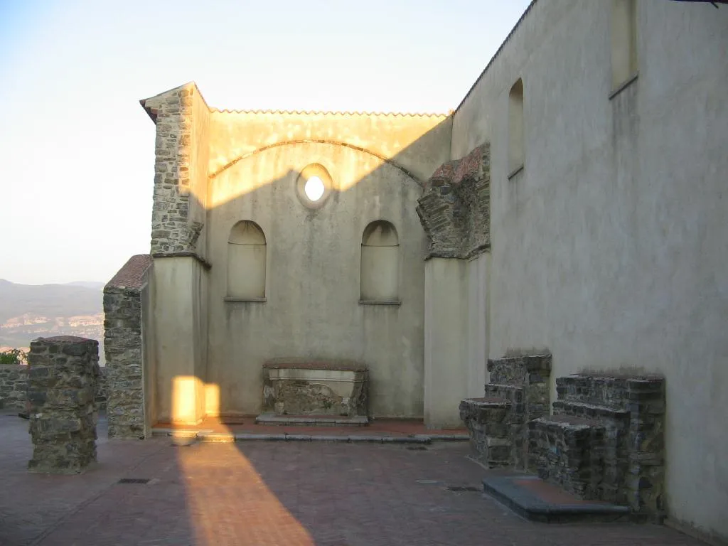 Photo showing: Rests of the ancient church of St. Peter and Paul (11th century) in Stio, in the Province of Salerno.
