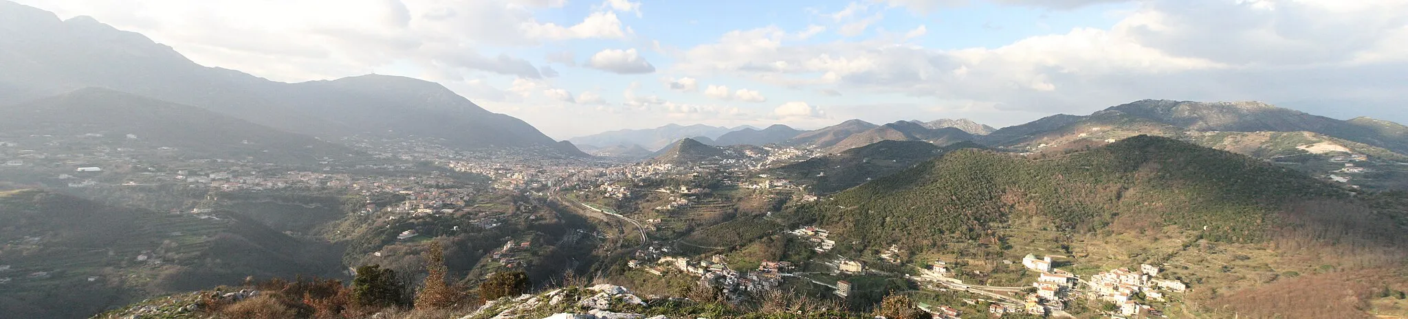 Photo showing: Sight of Cava de' Tirreni from Mount S. Liberatore.