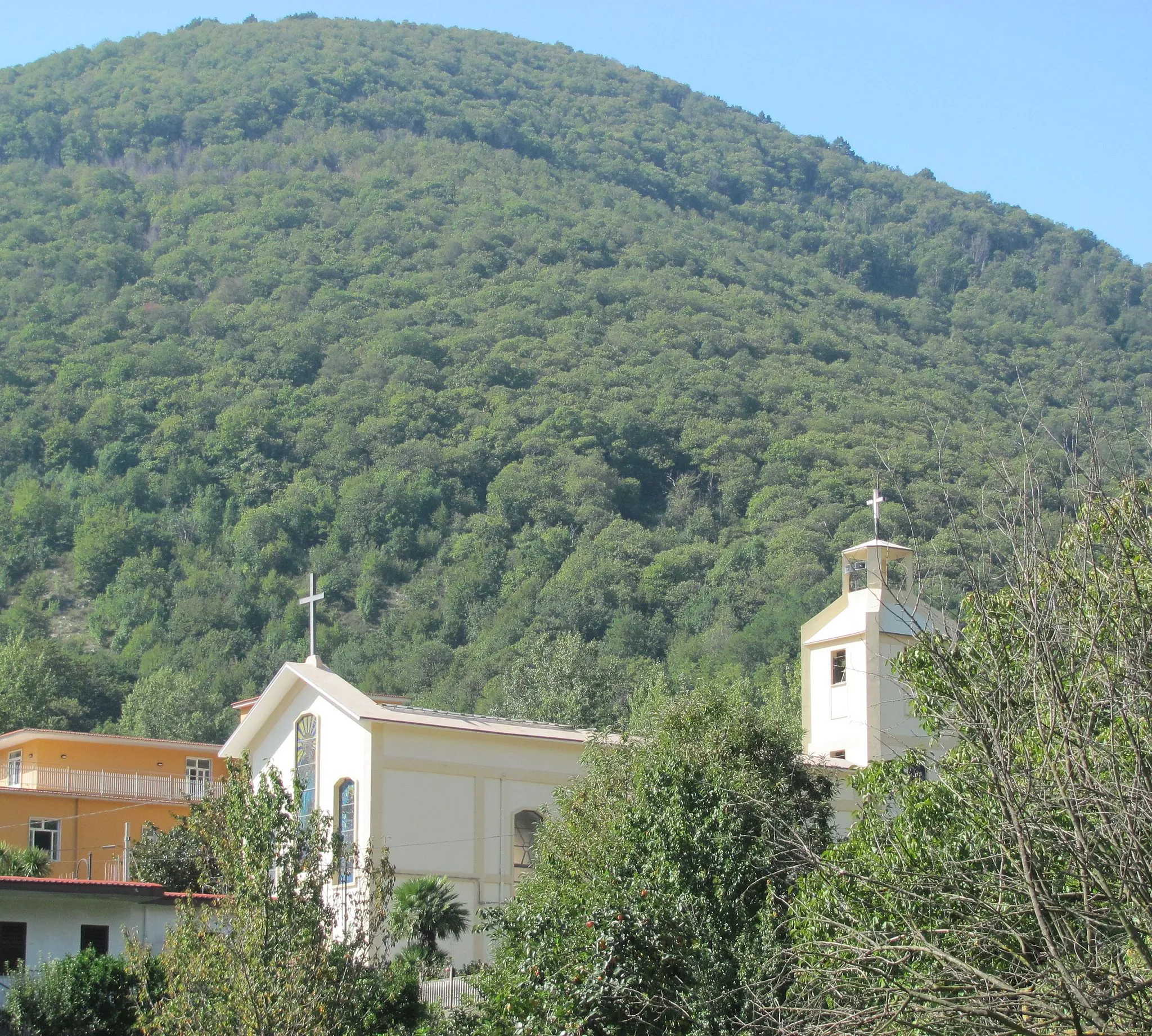 Photo showing: Chiesa di Santa Maria delle Grazie con monte Bosco Borbone SIANO (SALERNO)