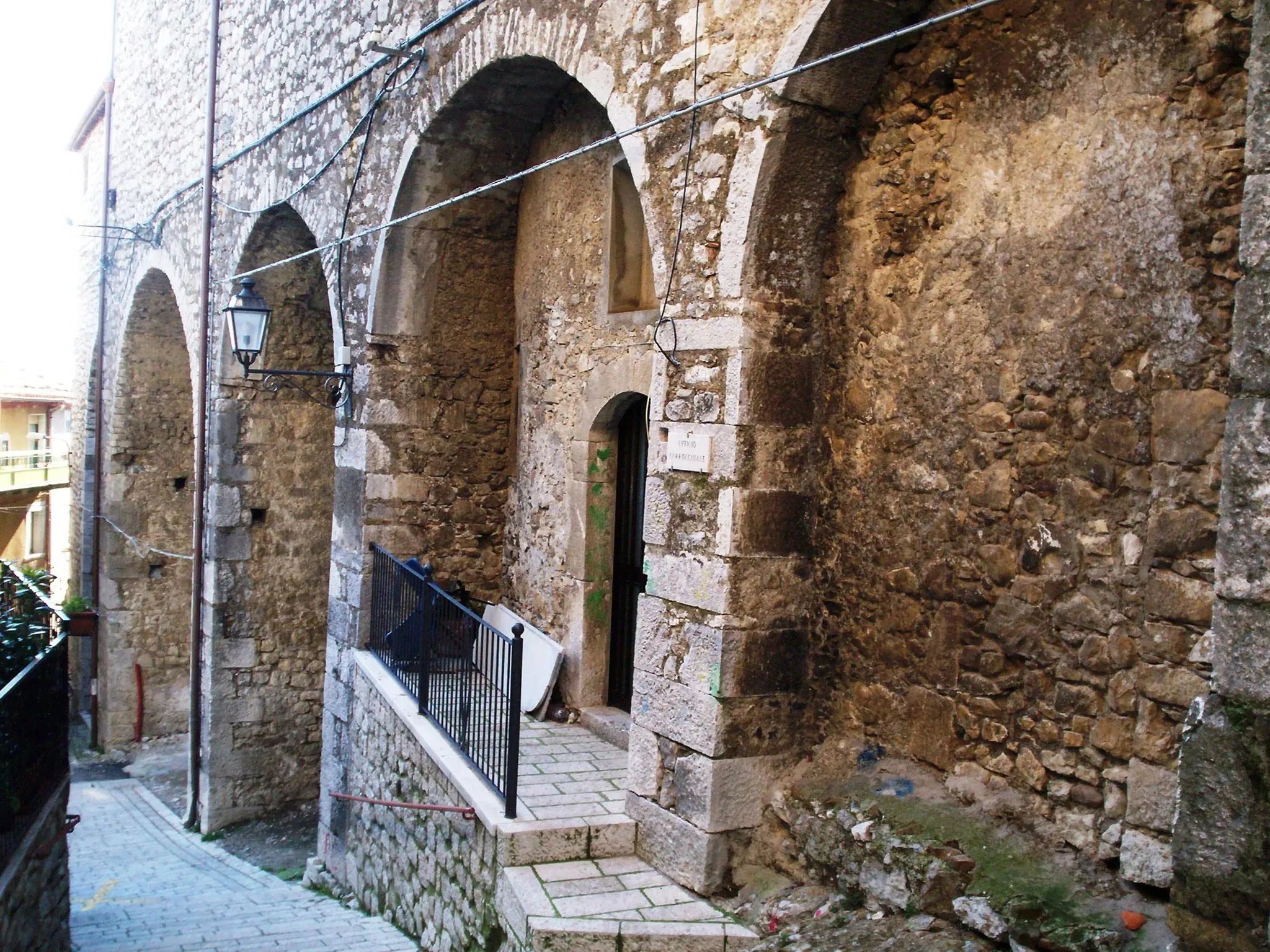 Photo showing: particolare delle arcate sottostanti la chiesa di san Giovanni in Cusano Mutri (Bn)