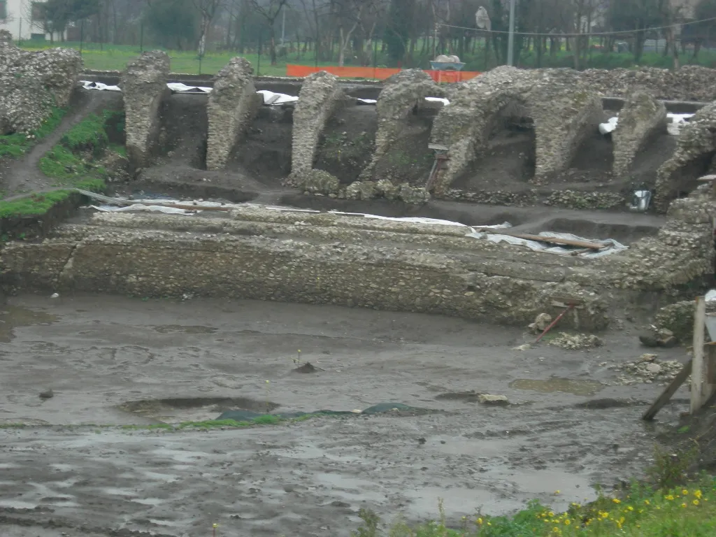Photo showing: Remains of the amphitheater in en:San Salvatore Telesino