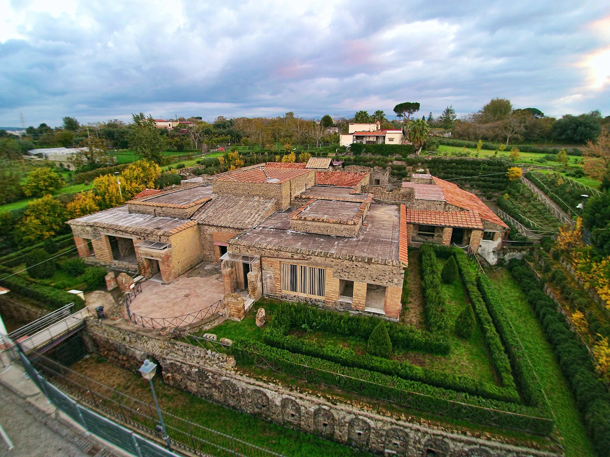 Photo showing: Villa of the Mysteries in Pompeii seen from the above with a drone