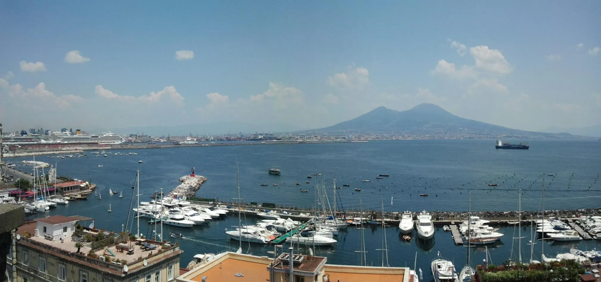 Photo showing: Vue sur le Vésuve et le port de Naples, depuis Castel dell'Ovo