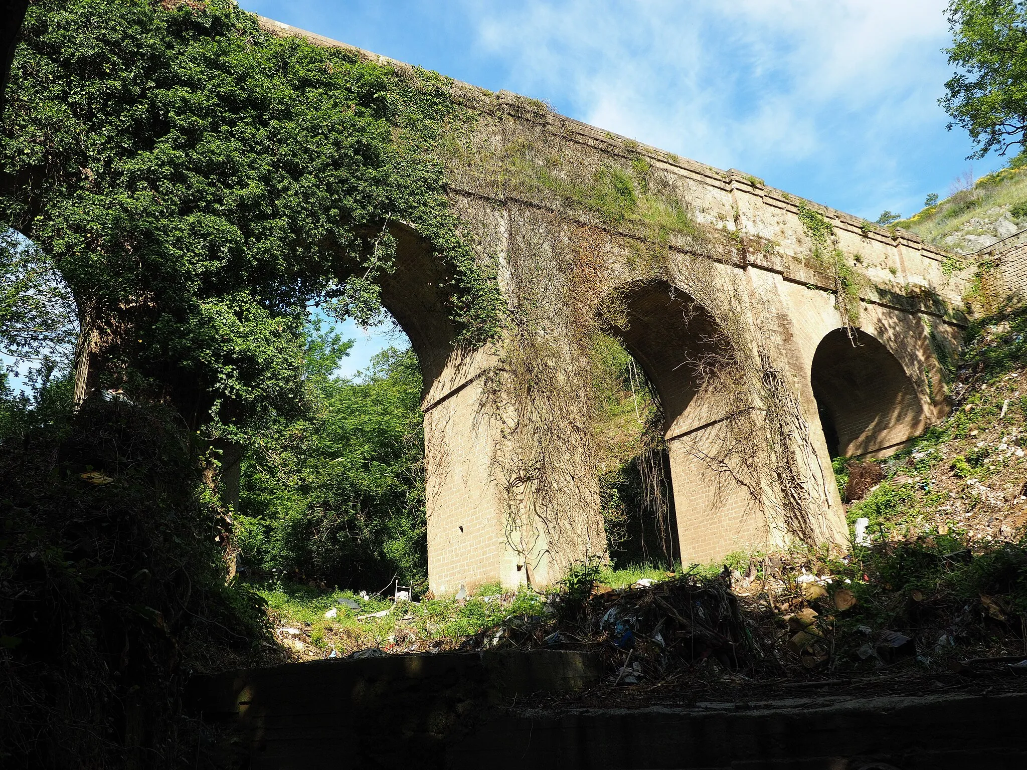 Photo showing: Ponte della valle di Durazzano secondo ponte dell'Acquedotto Carolino. Fondato il 30 aprile 1760 da Luigi Vanvitelli