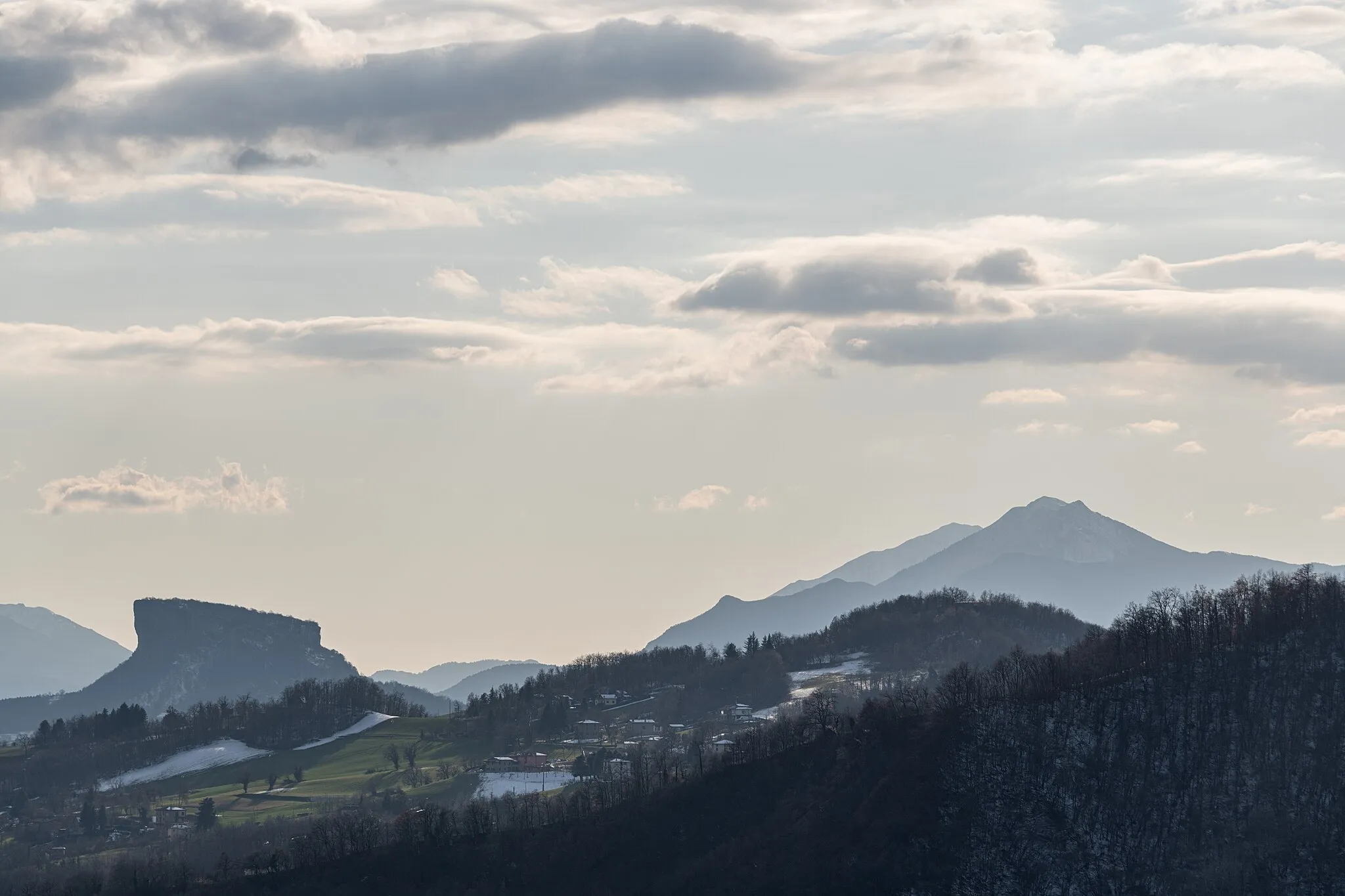 Photo showing: Pietra di Bismantova e Monte Ventasso - Valcava, Carpineti, Reggio Emilia, Italia