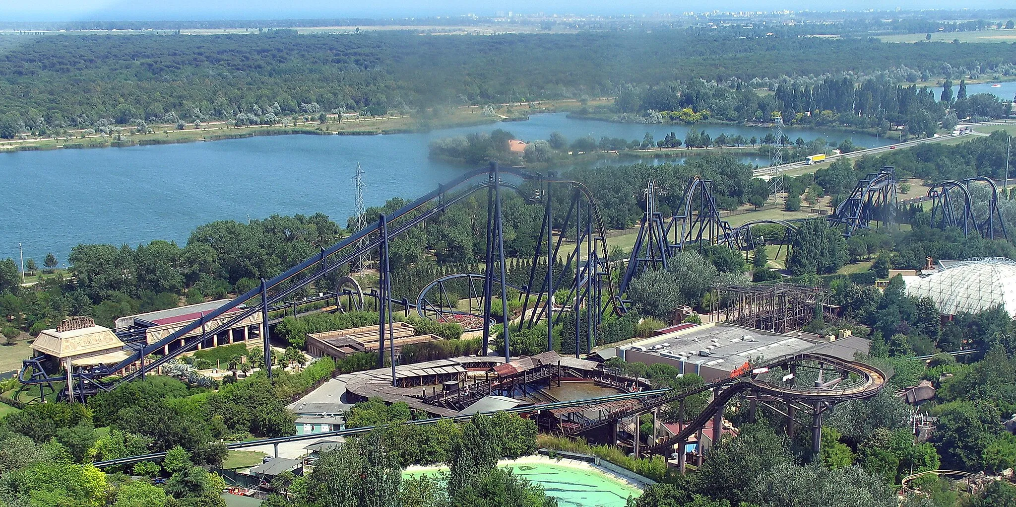 Photo showing: Inverted Coaster Katun at Mirabilandia seen from the Park's Ferris wheel