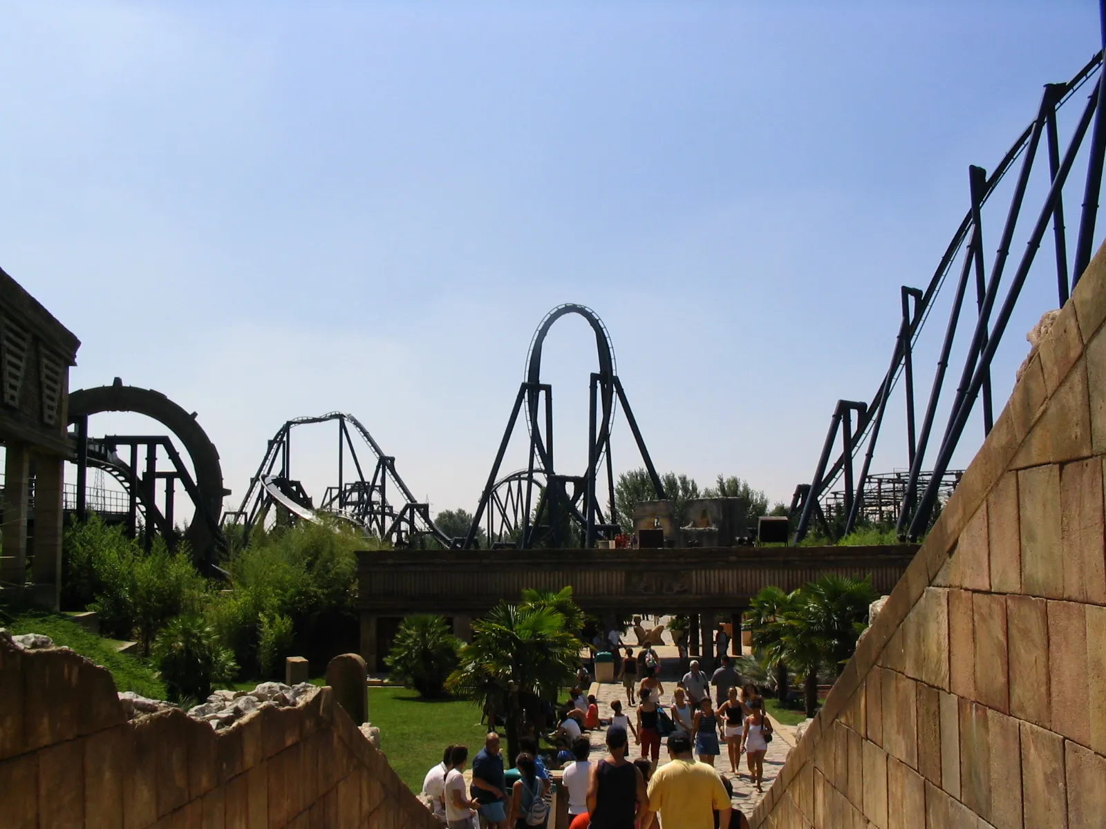 Photo showing: Foto del tracciato e tematizzazione di Katun (Mirabilandia, Italia) inverted coaster della Bolliger & Mabillard