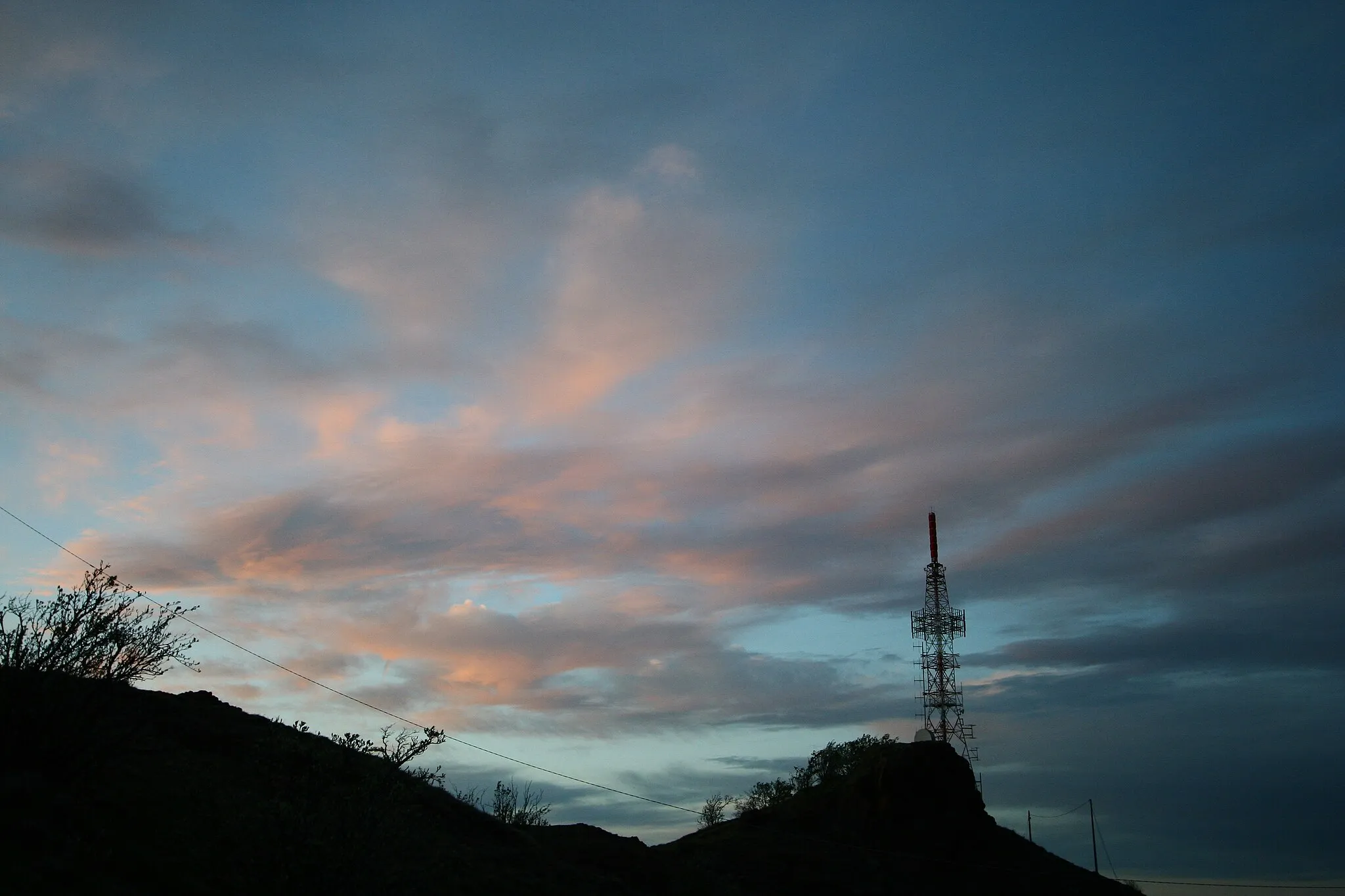 Photo showing: L'antenna sulla cima del monte Prinzera
riserva regionale Monte Prinzera (Q61628151)