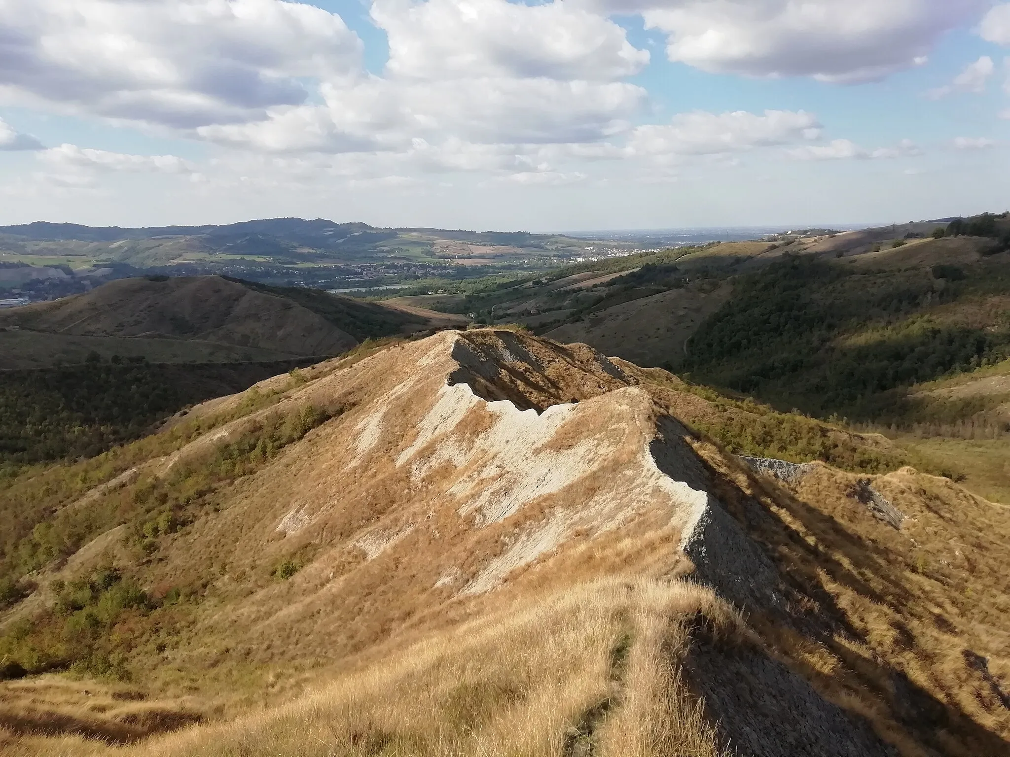 Photo showing: Calanchi e memoriale - Sabbiuno