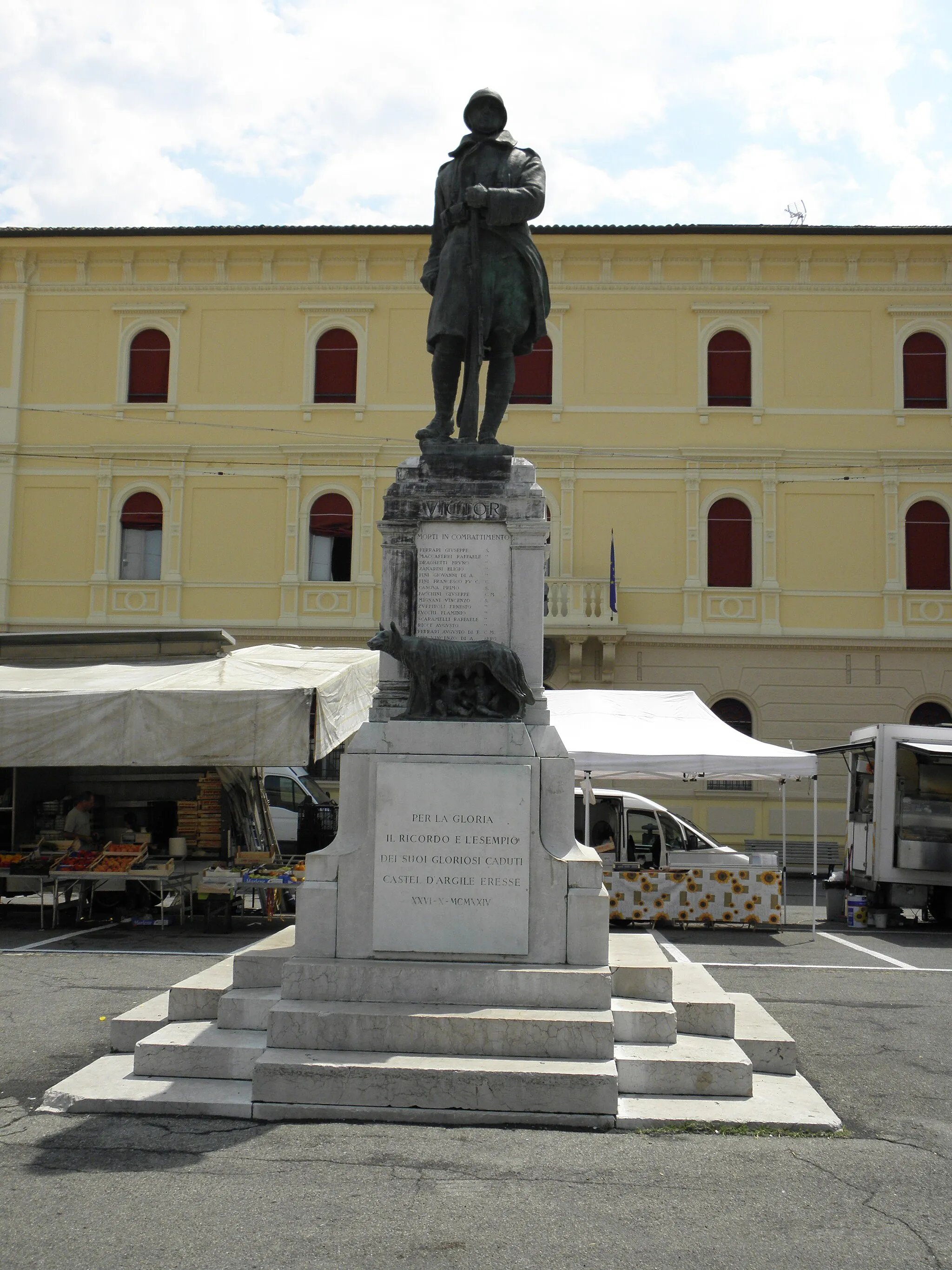 Photo showing: Castello d'Argile, il monumento realizzato da Armando Minguzzi  (1884 - 1940) che commemora i caduti della prima e seconda guerra mondiale posto al centro di Piazza Gadani.
