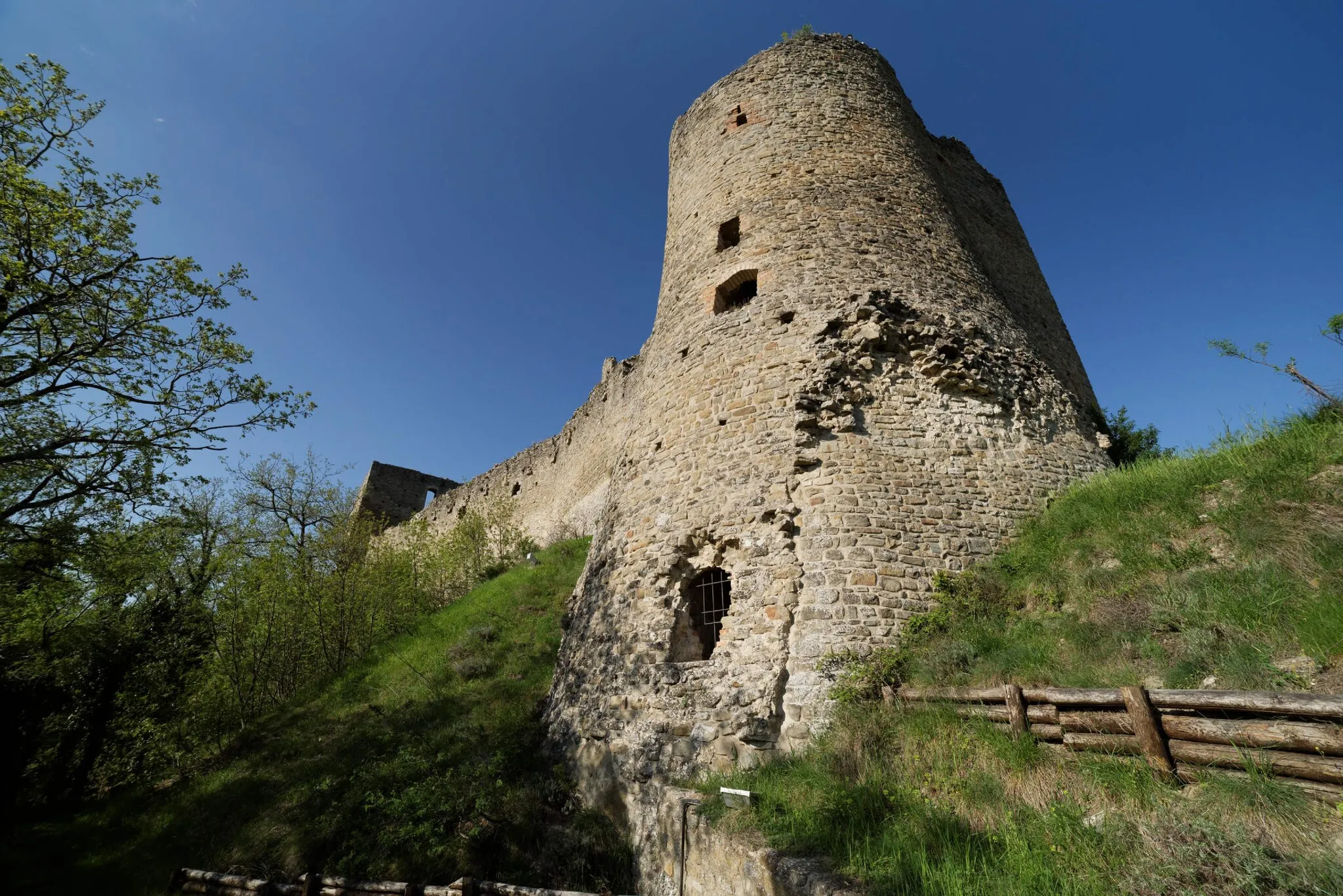 Photo showing: Castello delle Carpinete, torre sud.