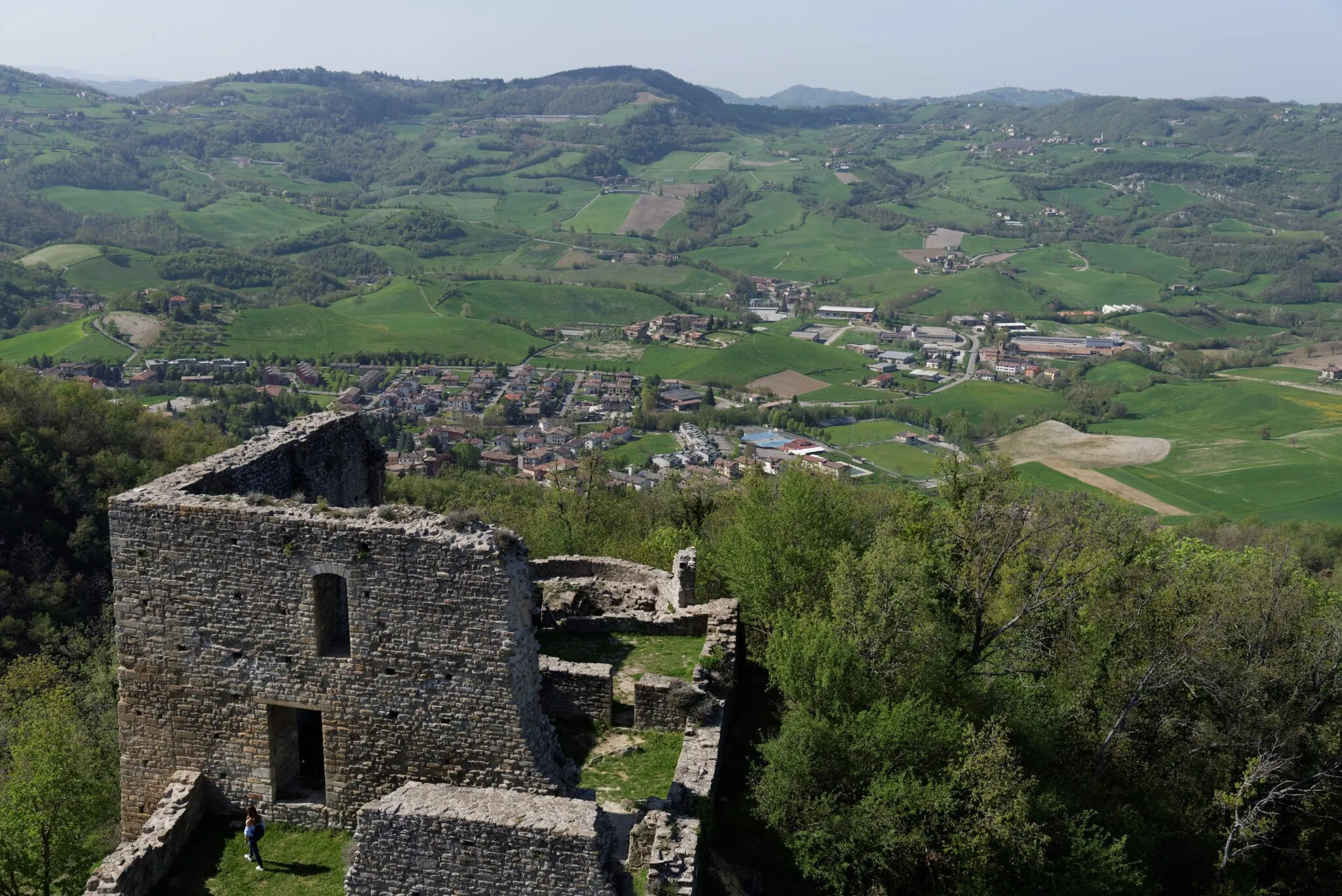 Photo showing: Carpineti visto dal Castello delle Carpinete. In primo piano si vede l'edificio nobile del castello.