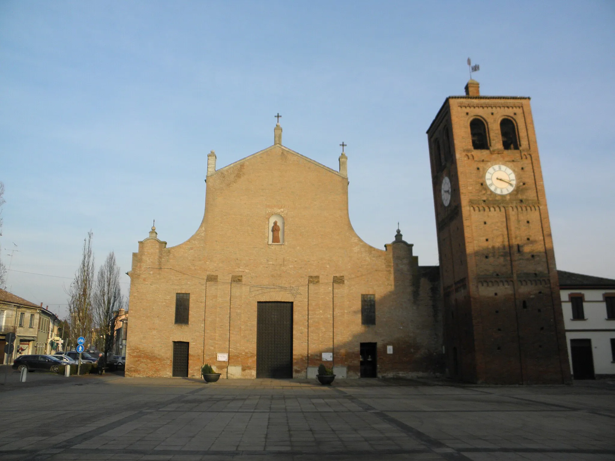 Photo showing: Massa Fiscaglia, già comune autonomo e ora frazione del comune di Fiscaglia: la settecentesca chiesa dei Santi Pietro e Giacomo con a fianco il più antico campanile in stile romanico-lombardo.