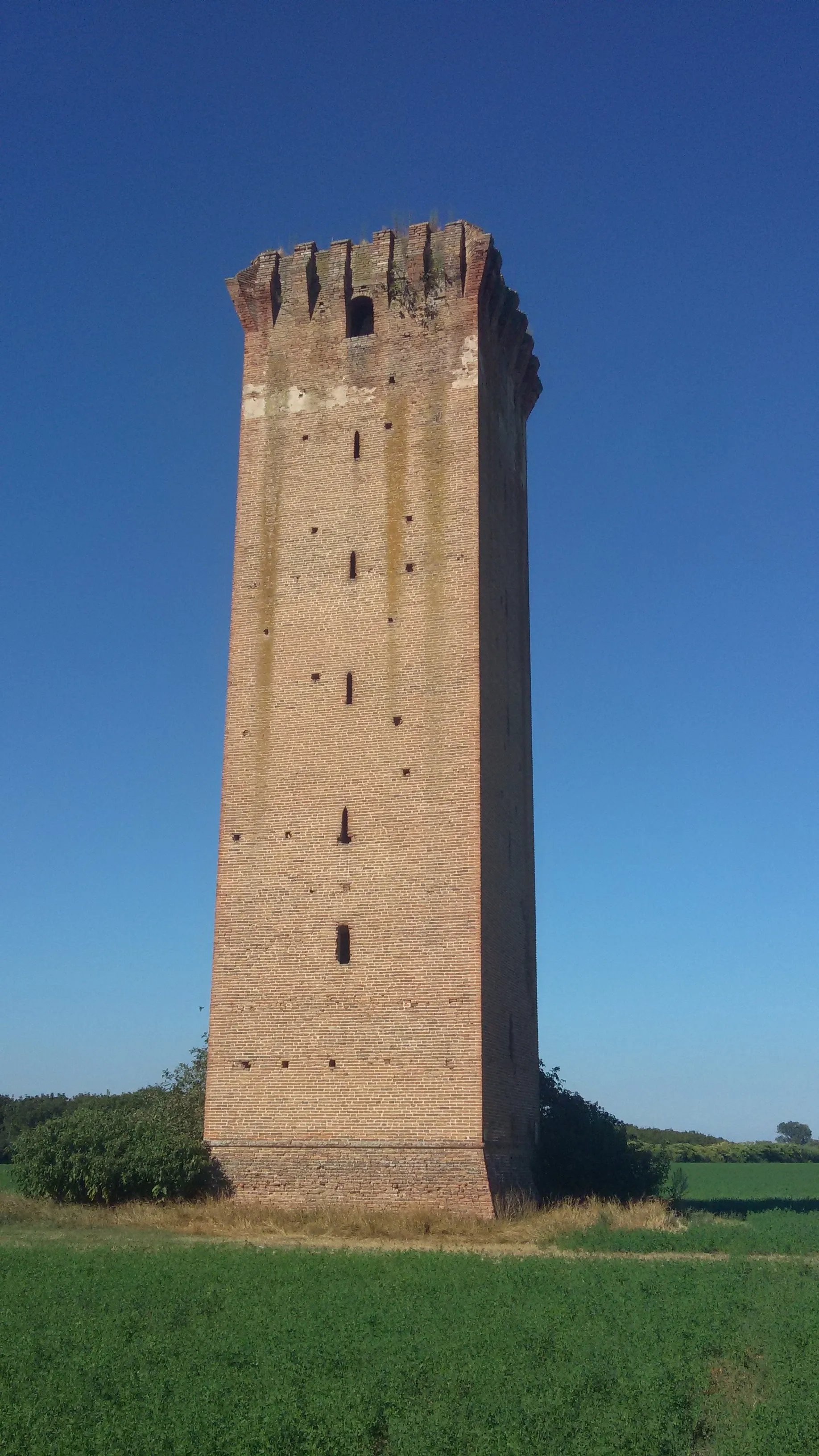 Photo showing: Torre di Tieni, torre difensiva medievale, con funzioni anche doganali, eretta dagli Estensi in difesa dagli attacchi dei Veneziani