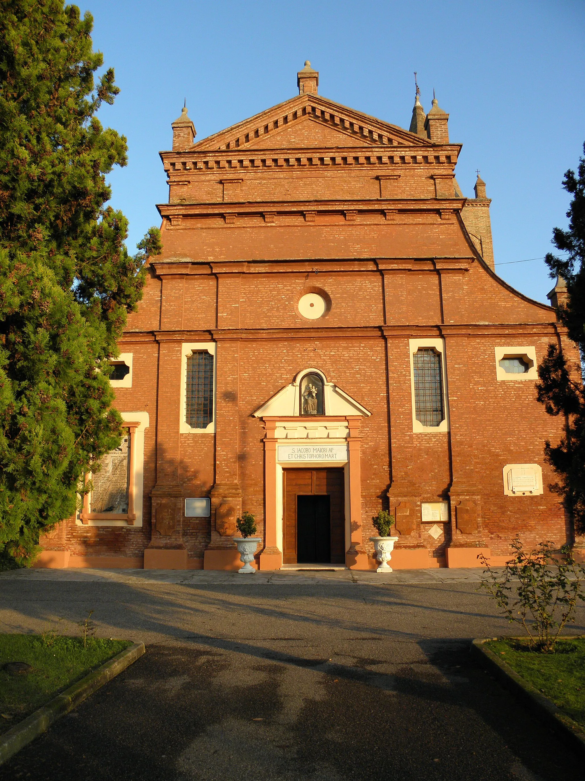 Photo showing: Medelana, frazione di Ostellato: la facciata della chiesa parrocchiale dei Santi Giacomo e Cristoforo.