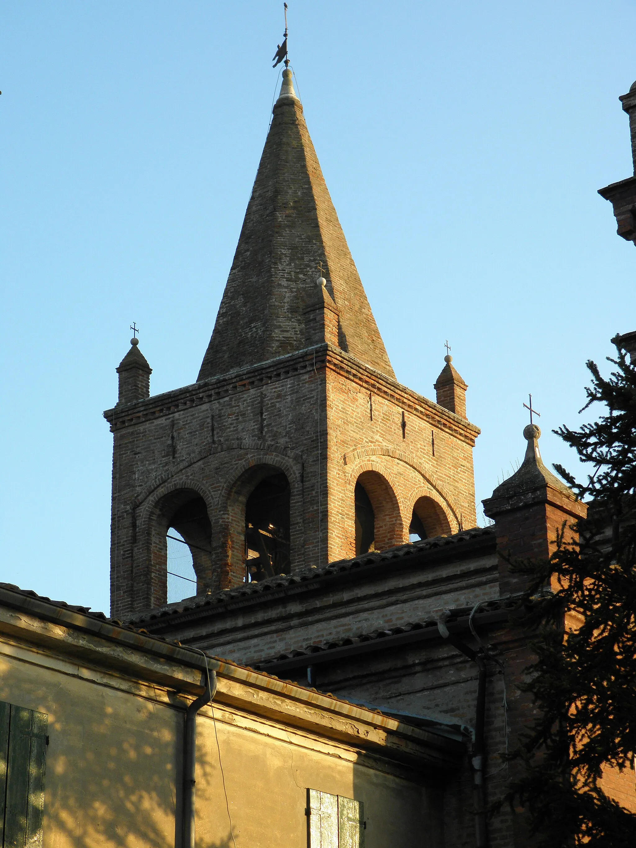 Photo showing: Medelana, frazione di Ostellato: la cuspide del campanile della chiesa parrocchiale dei Santi Giacomo e Cristoforo.