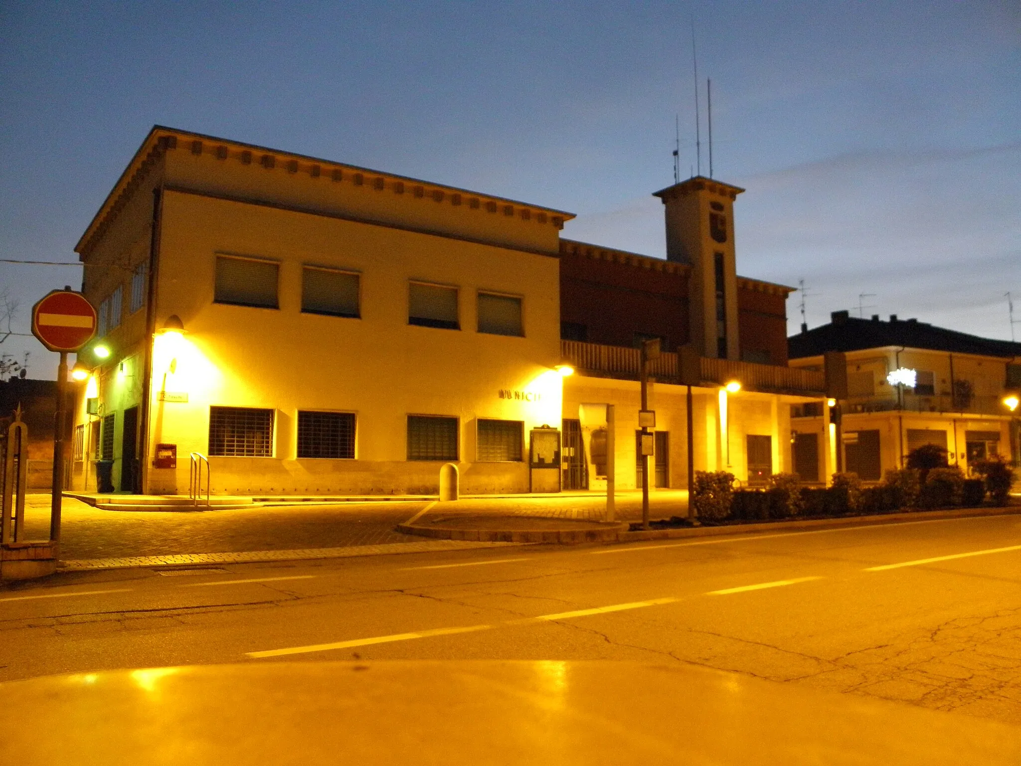 Photo showing: Masi Torello, municipality in the province of Ferrara: the Town Hall at night.