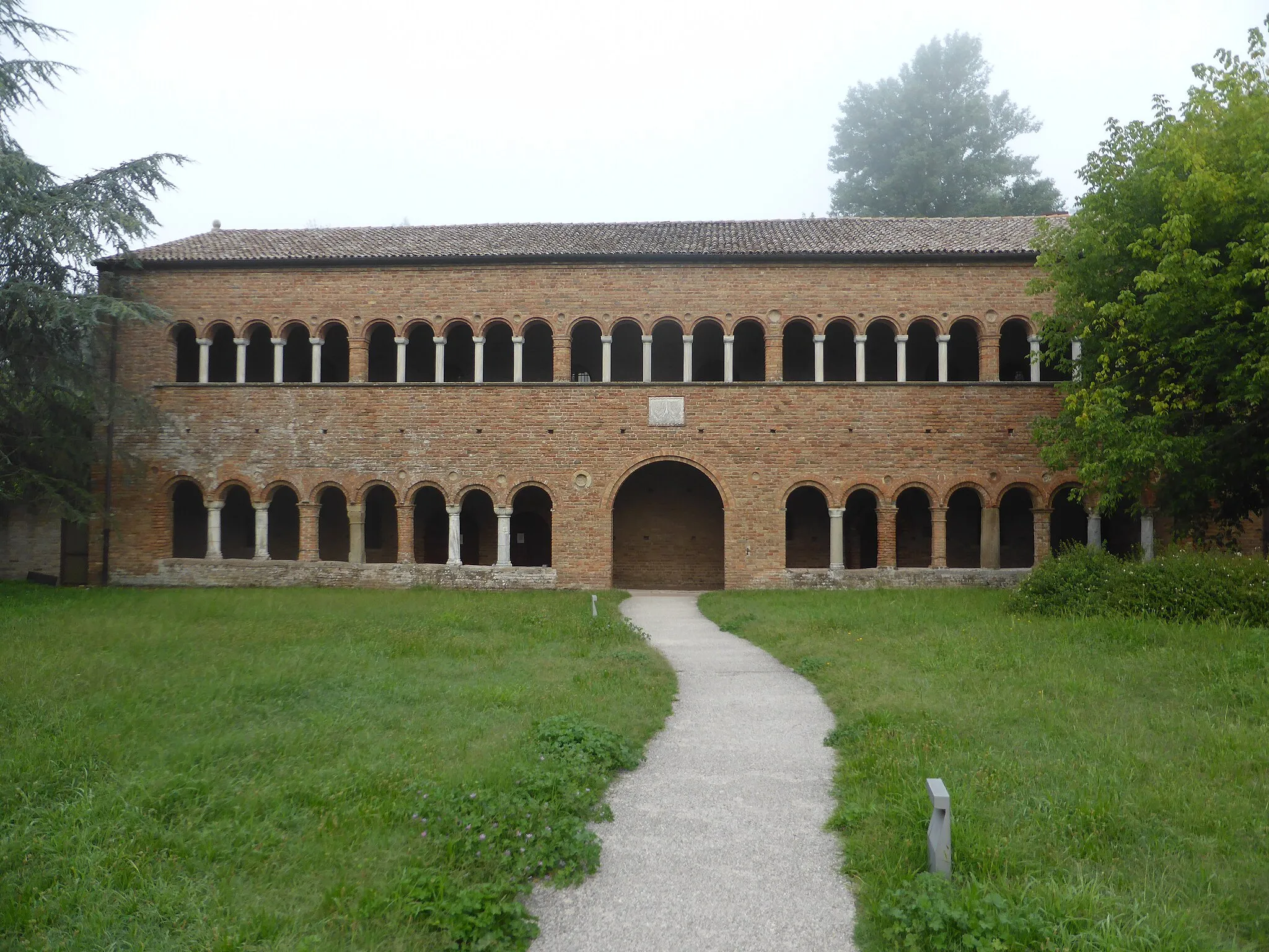 Photo showing: View of the Palazzo della Ragione in Pomposa Abbey, Italy