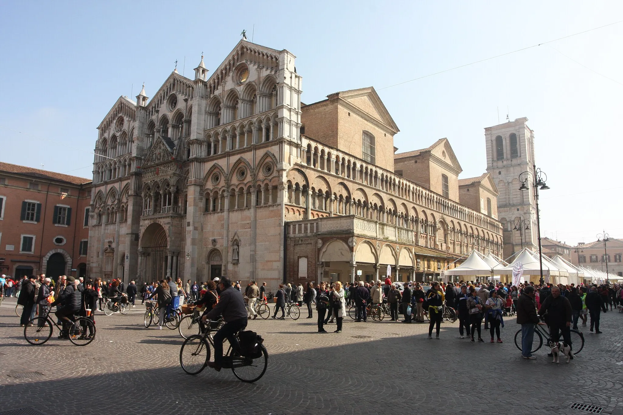 Photo showing: Ripresa laterale della Cattedrale di San Giorgio di Ferrara con prospettiva dalla piazza delle Erbe.