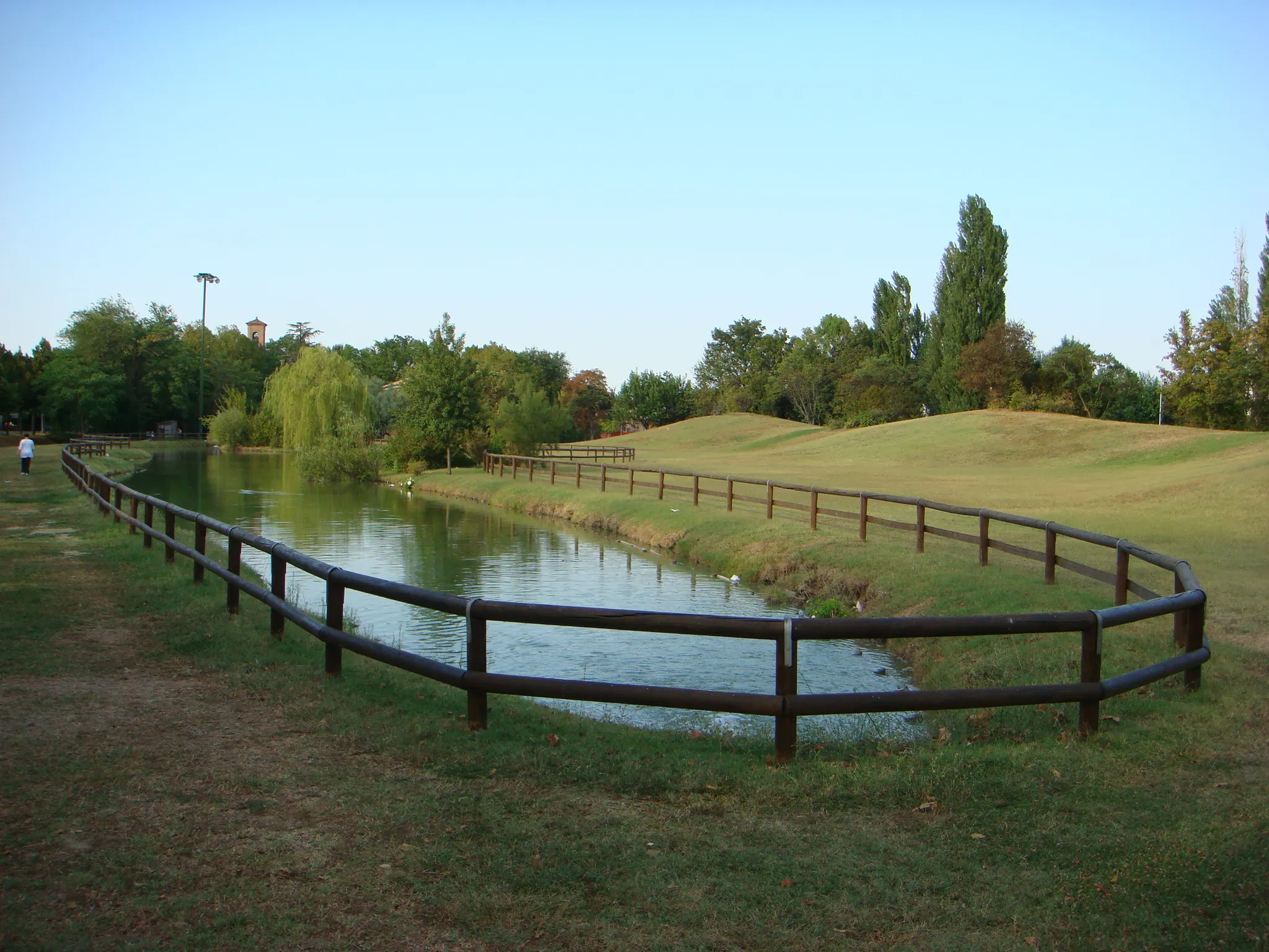 Photo showing: Small artificial lake at the garden in "Area Pasi", in Medicina (Italy).