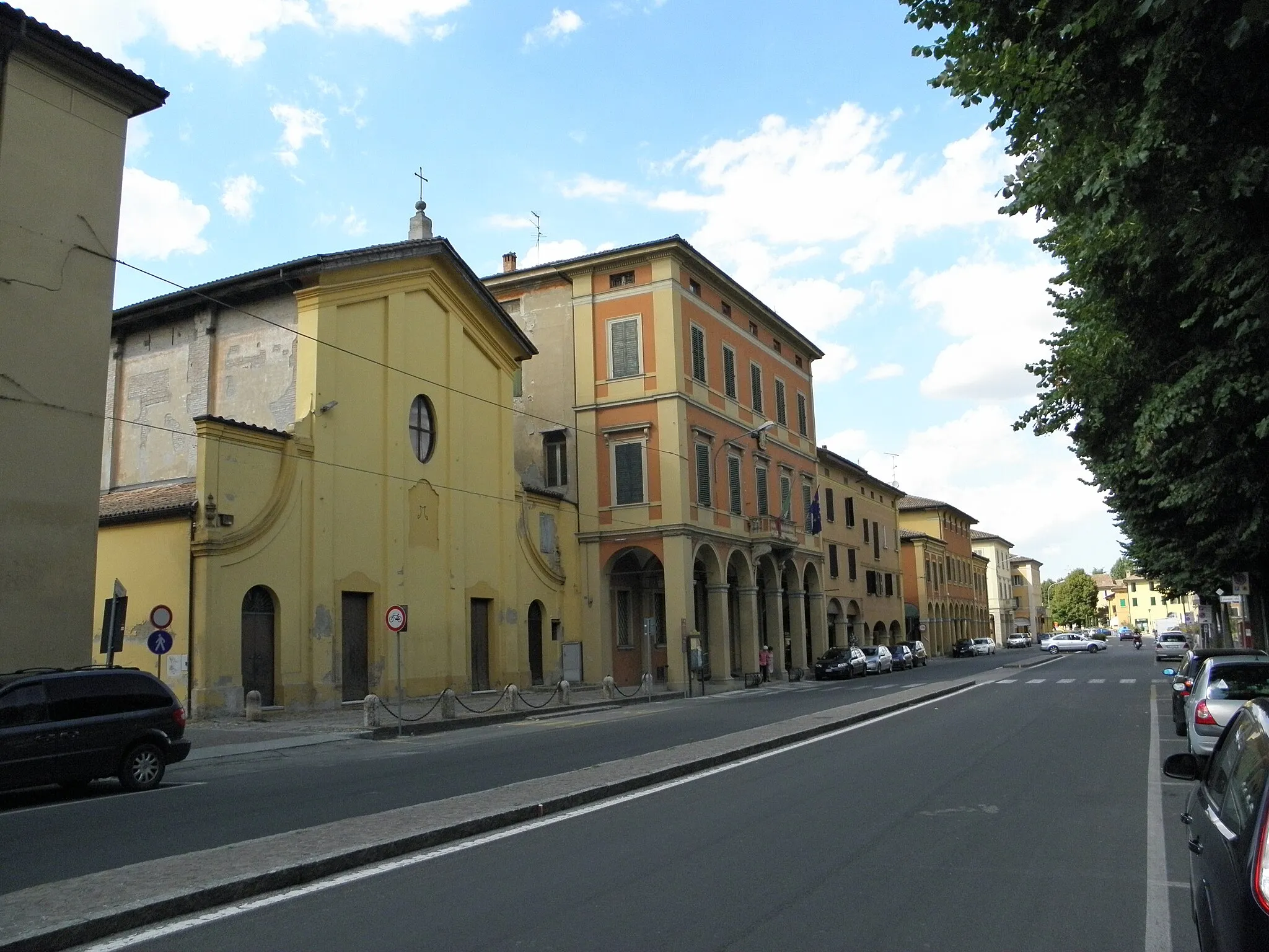 Photo showing: MInerbio, Via Giuseppe Garibaldi: vista dell'arteria principale del paese con l'Oratorio della Natività ed il Palazzo Municipale.