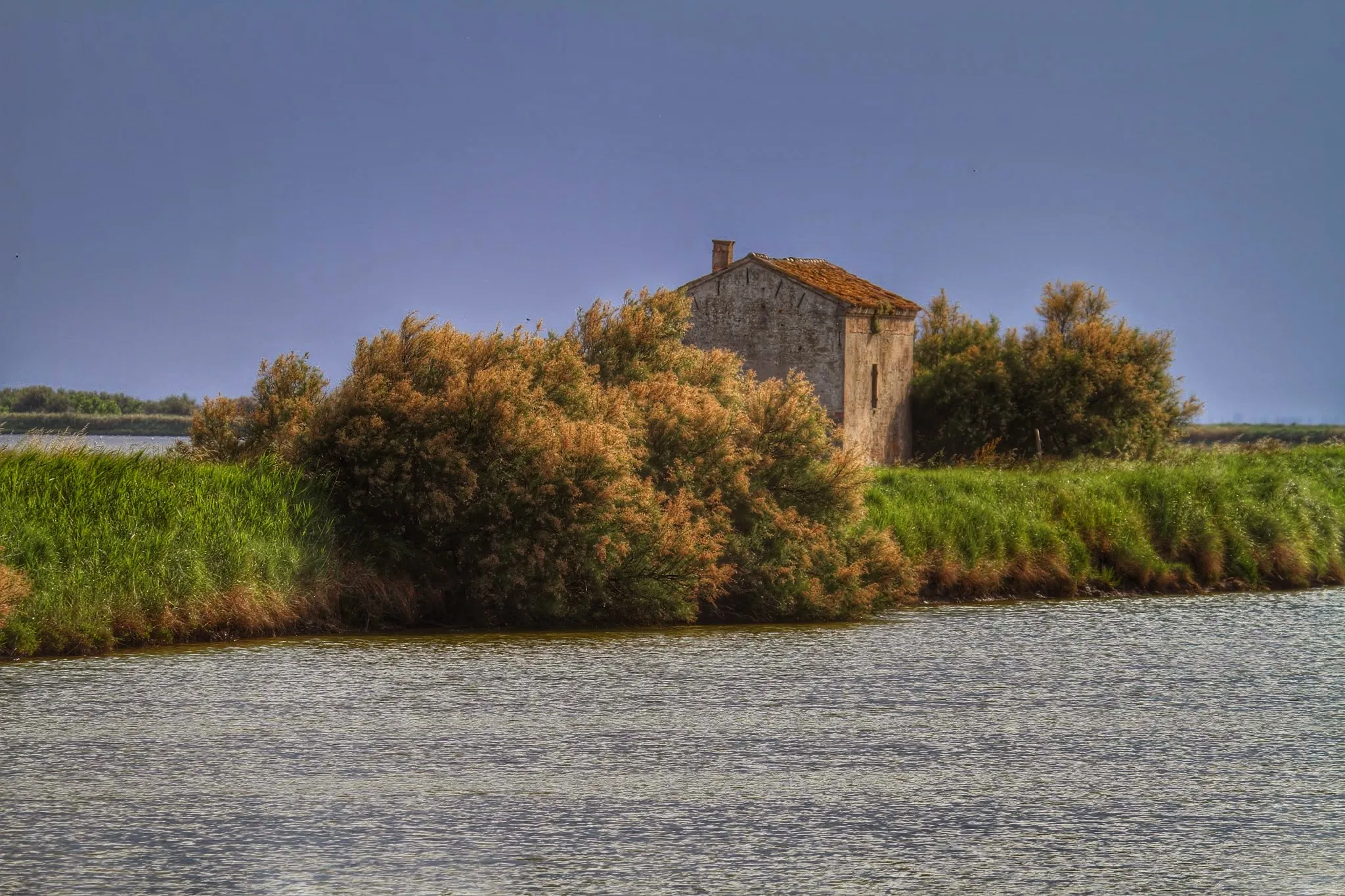 Photo showing: Casale sull'argine del canale Torrerossa, nelle Valli di Comacchio
