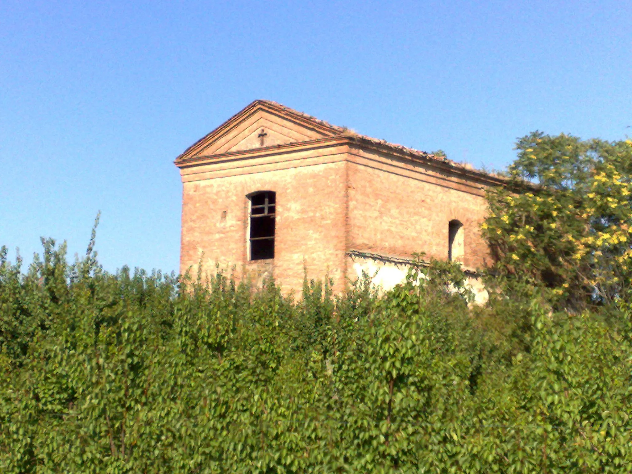 Photo showing: La vecchia chiesa della piccola comunità di Marmorta, eretta nel XVIII secolo, su un terreno strappato alle paludi.