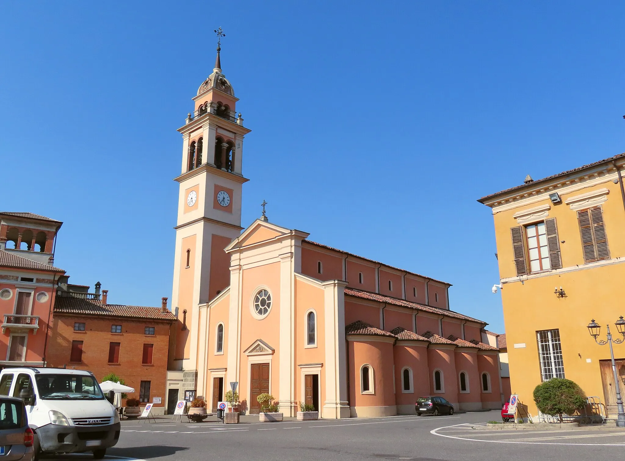 Photo showing: Facciata e lato sud della chiesa dei Santi Fermo e Rustico