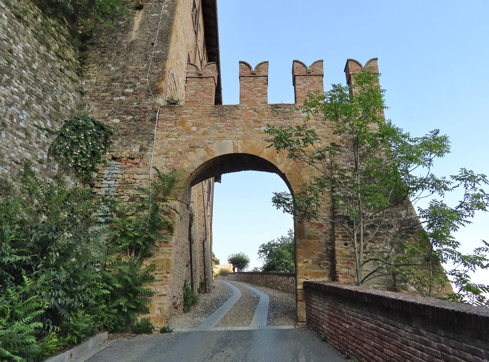 Photo showing: Lato esterno della porta di Sasso