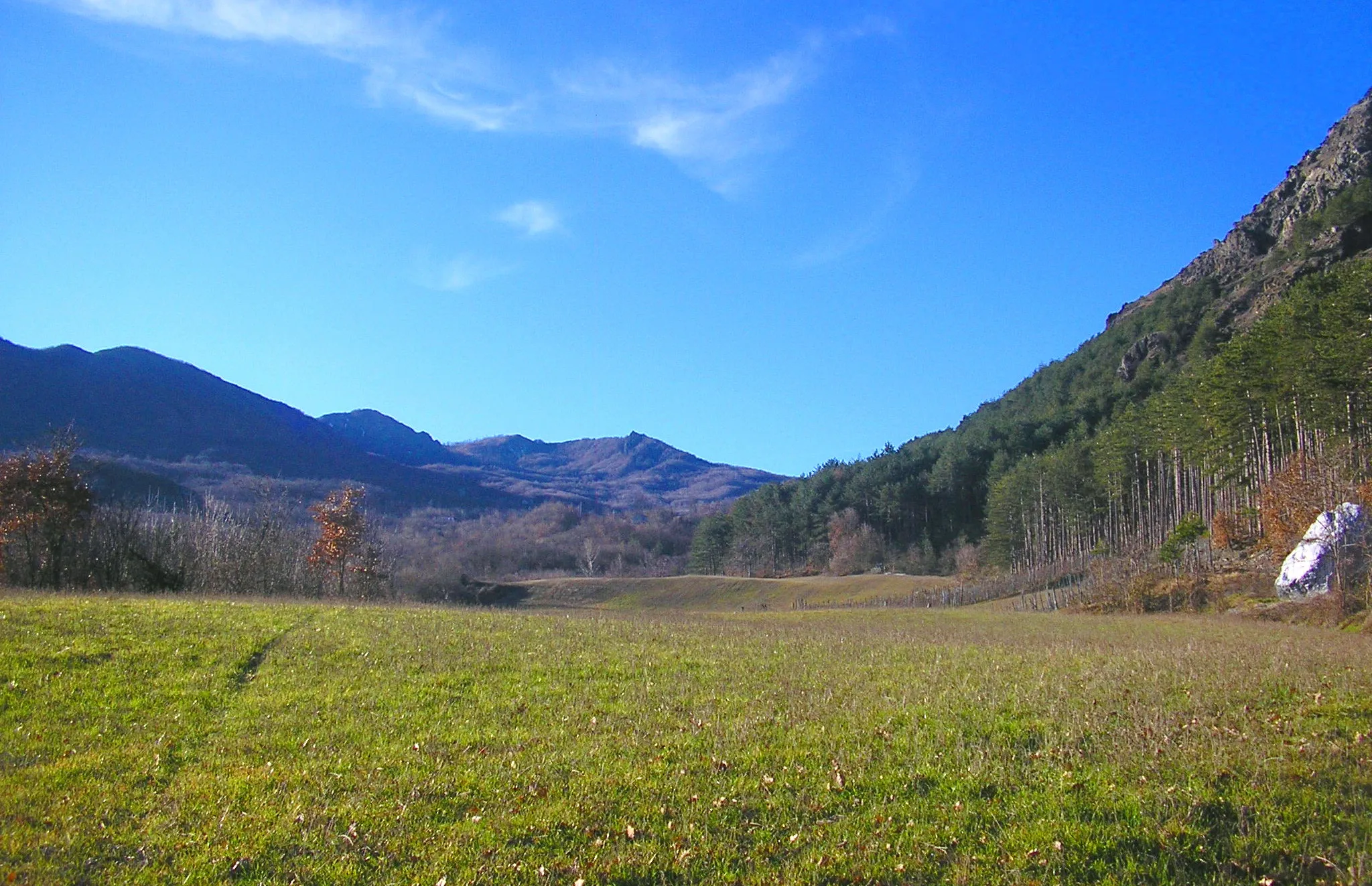 Photo showing: Boioli di Perino, a destra Monte Armelio