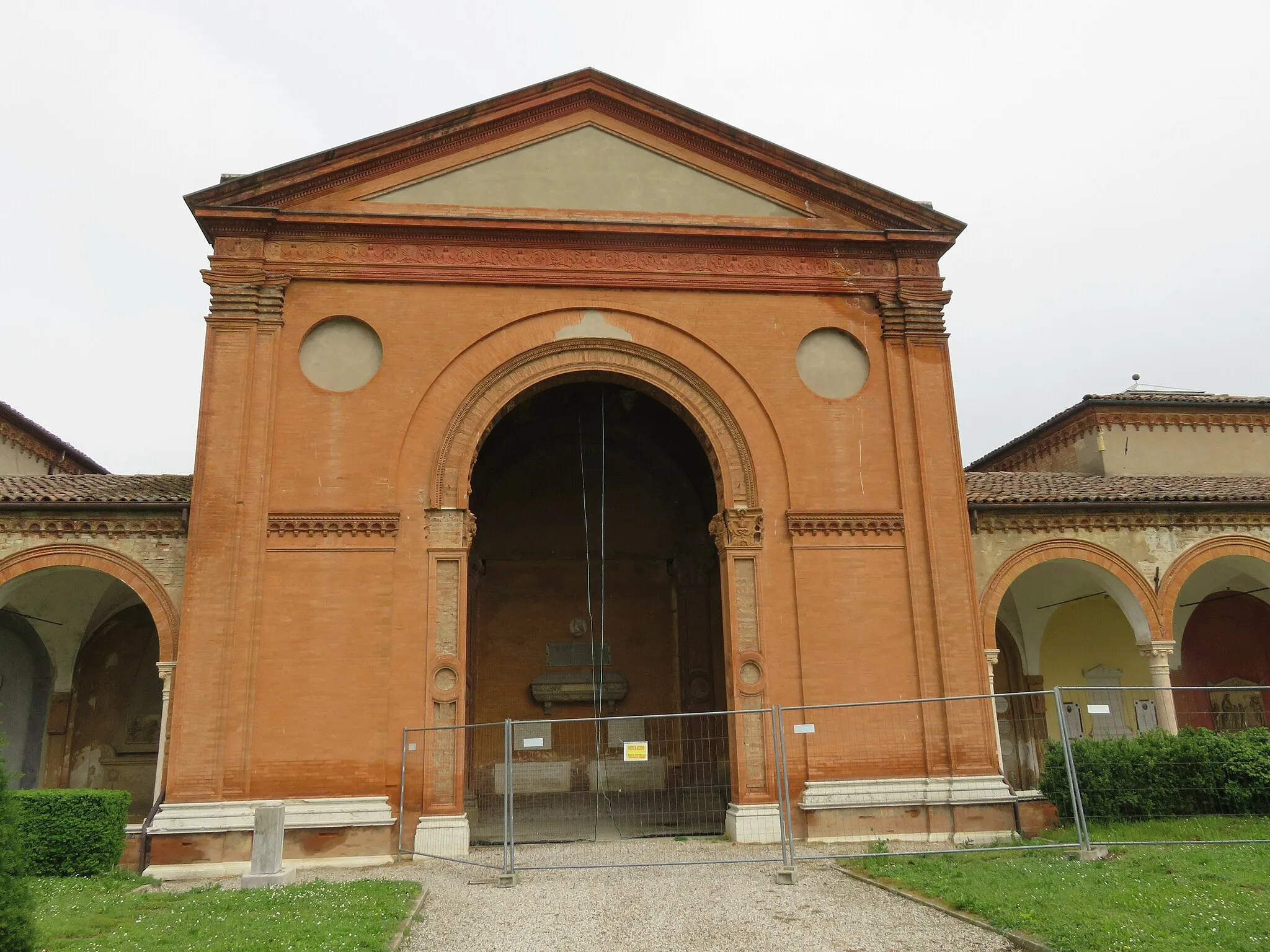 Photo showing: Cimitero monumentale della Certosa di Ferrara, primo Gran Claustro, famedio Borso d'Este