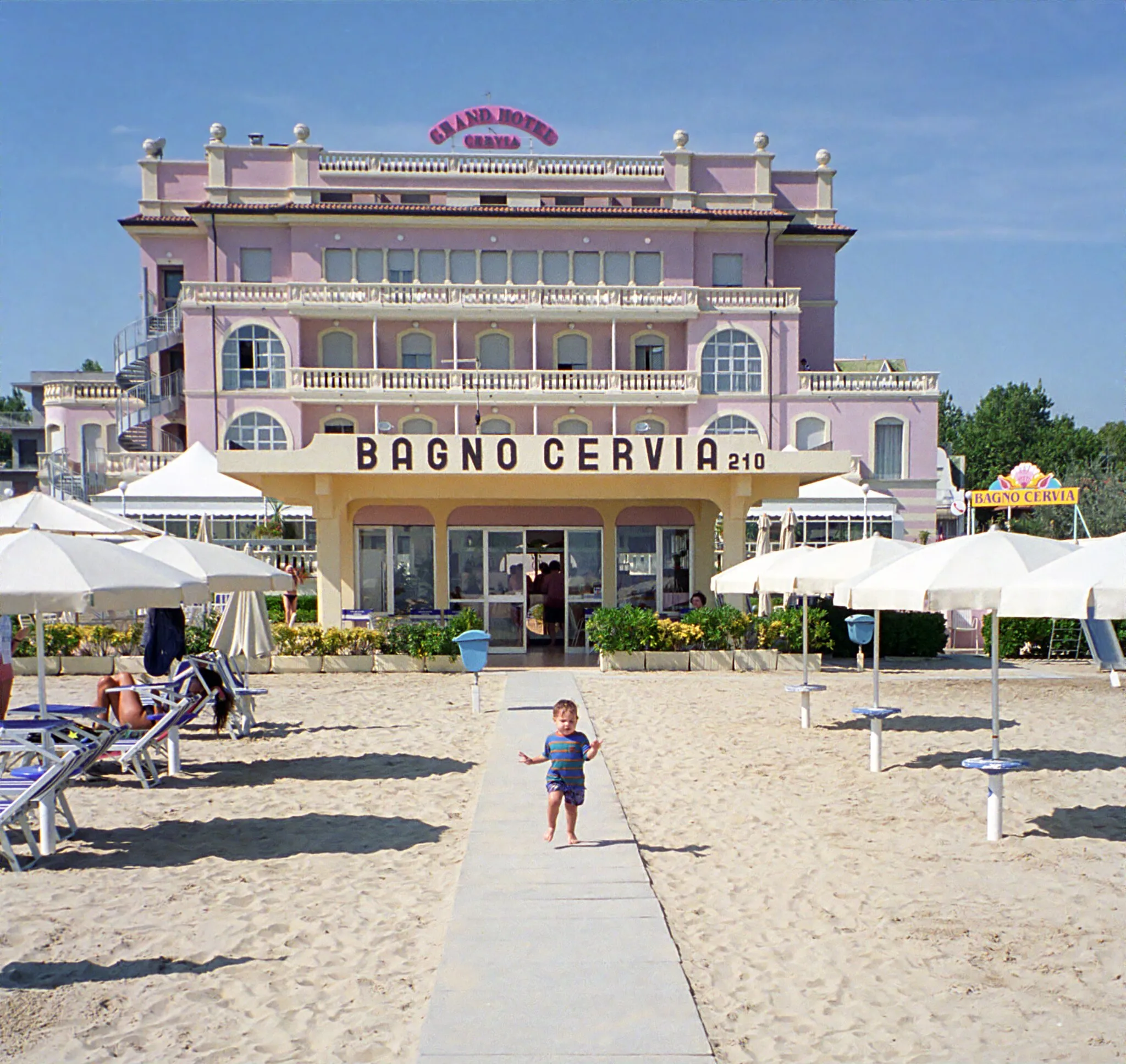 Photo showing: The Beach of Cervia, with the view of the Grand Hotel in Sept 1994 Cervia beach