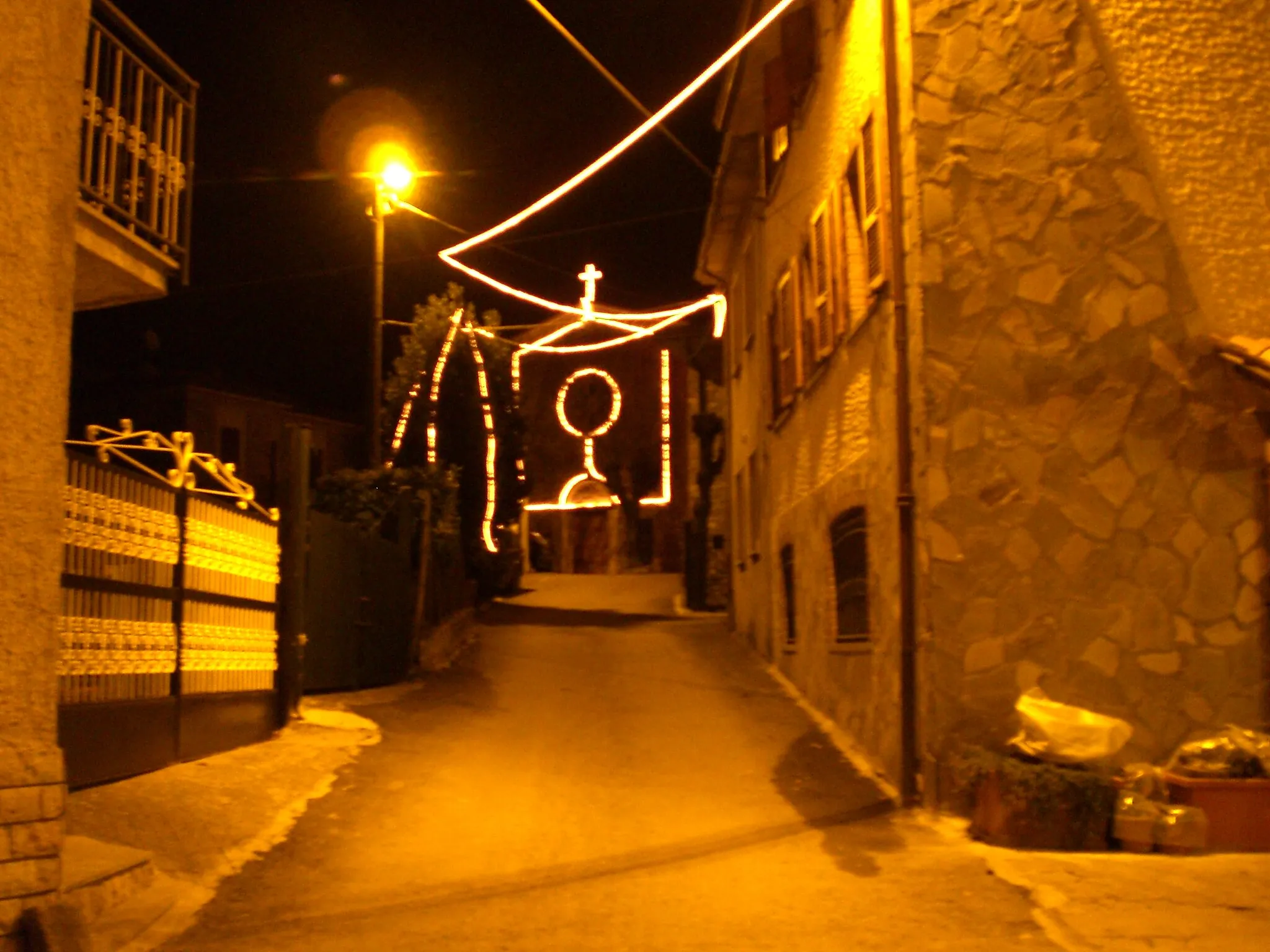 Photo showing: Cicogni, via della Chiesa illuminata durante le feste natalizie. Sullo sfondo, la facciata della Chiesa parrocchiale