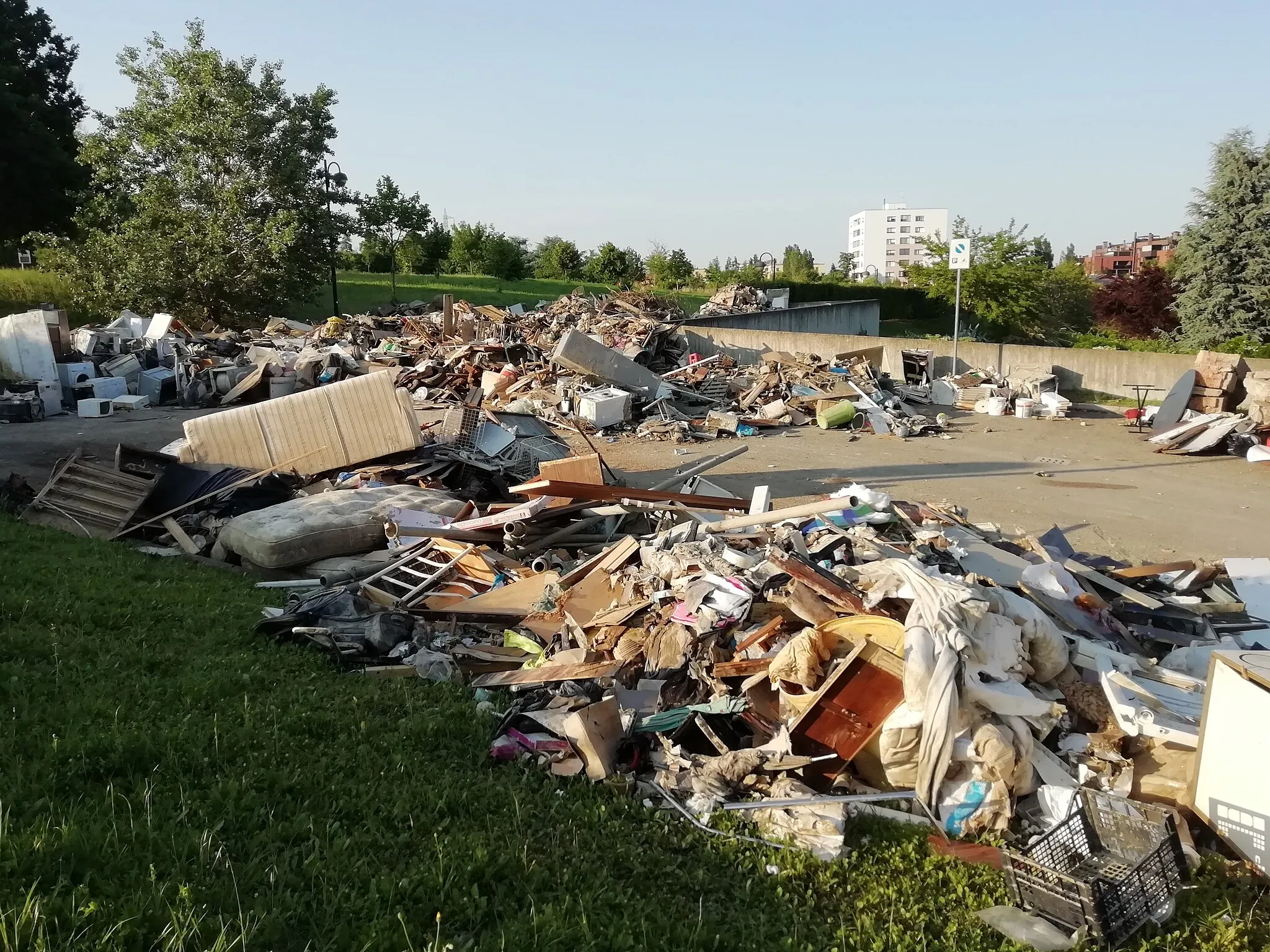 Photo showing: parcheggio trasformato in discarica temporanea dei rifiuti provenienti dalle case degli abitanti dopo l'alluvione, che permette di visualizzare i danni materiali in zona, frazione Pulce di San Lazzaro di Savena (BO)