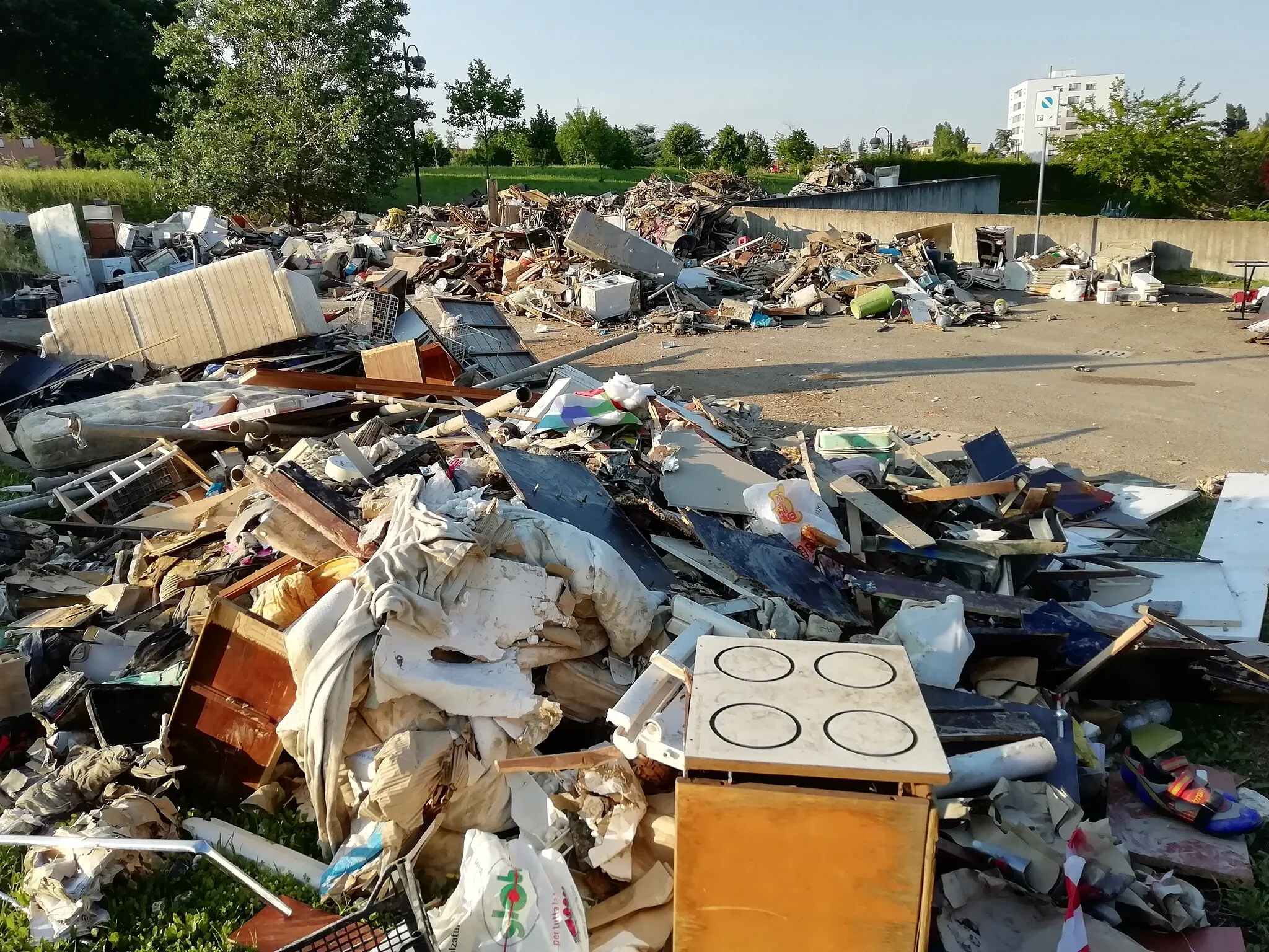 Photo showing: parcheggio trasformato in discarica temporanea dei rifiuti provenienti dalle case degli abitanti dopo l'alluvione, che permette di visualizzare i danni materiali in zona, frazione Pulce di San Lazzaro di Savena (BO)