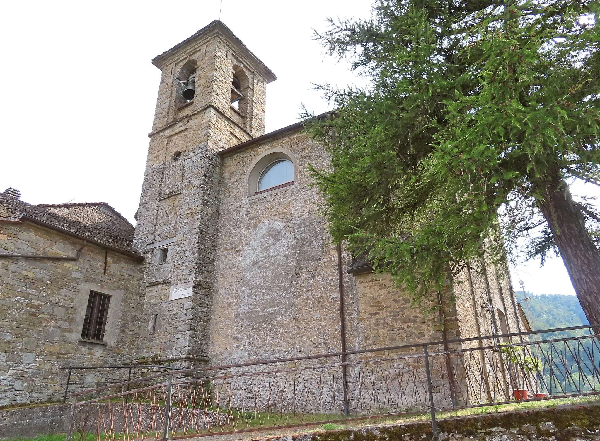Photo showing: Facciata e lato est della chiesa di San Leonardo