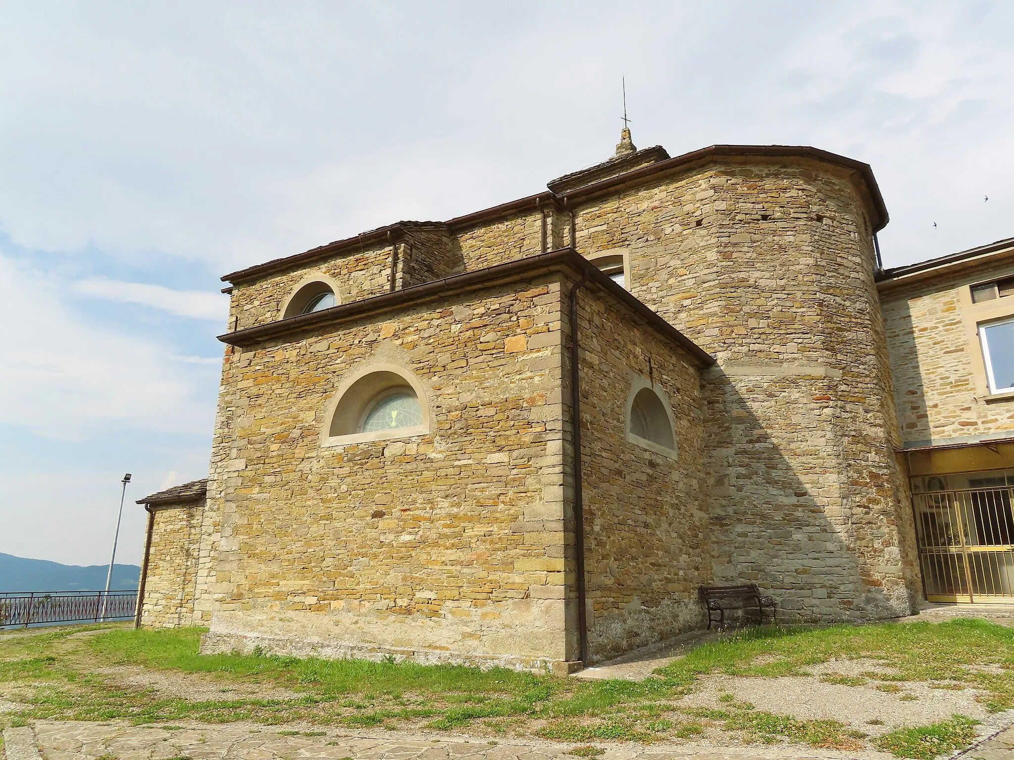 Photo showing: Abside e lato ovest della chiesa di San Leonardo