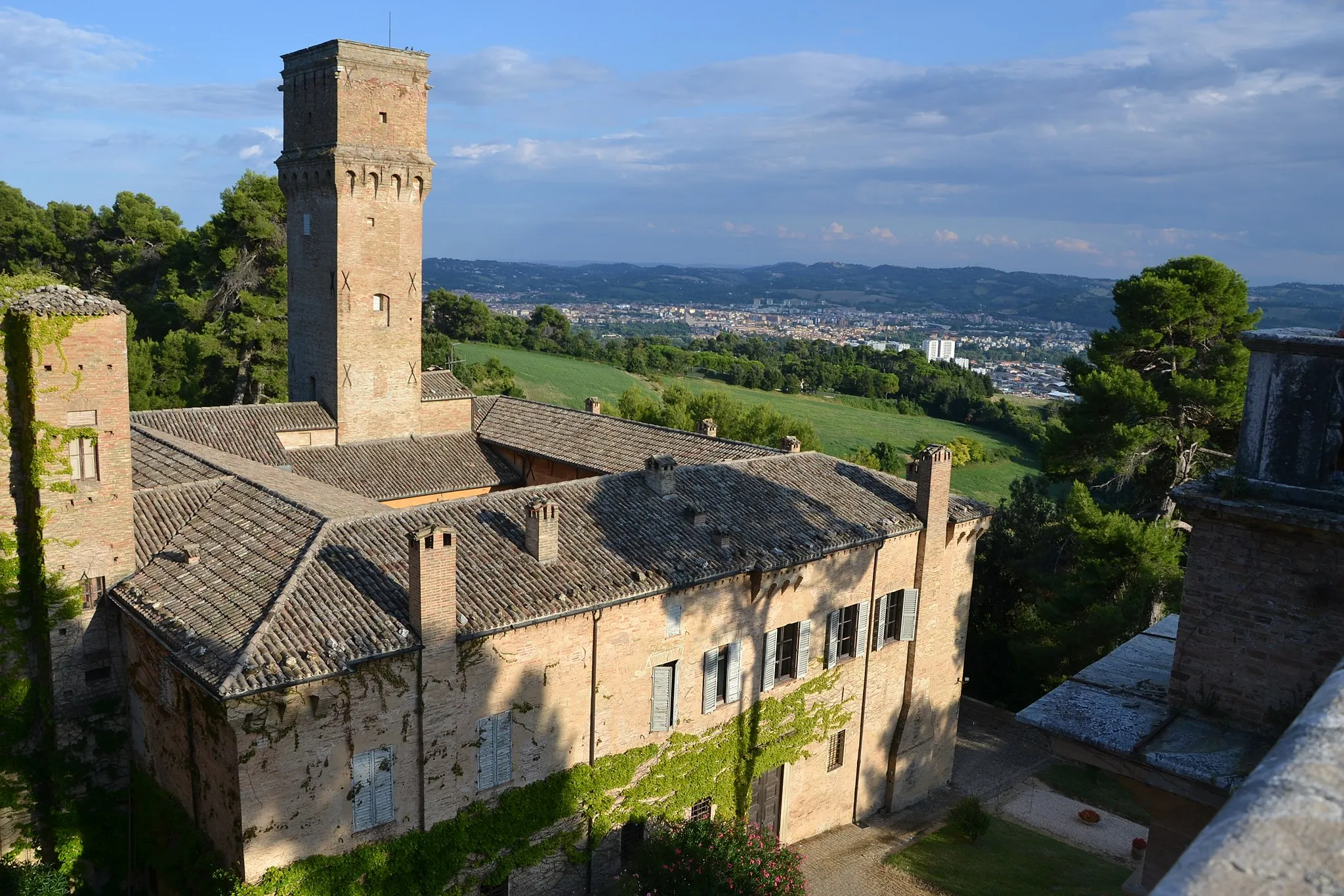 Photo showing: Ala costruita poco dopo la metà del XV secolo per volere di Alessandro Sforza