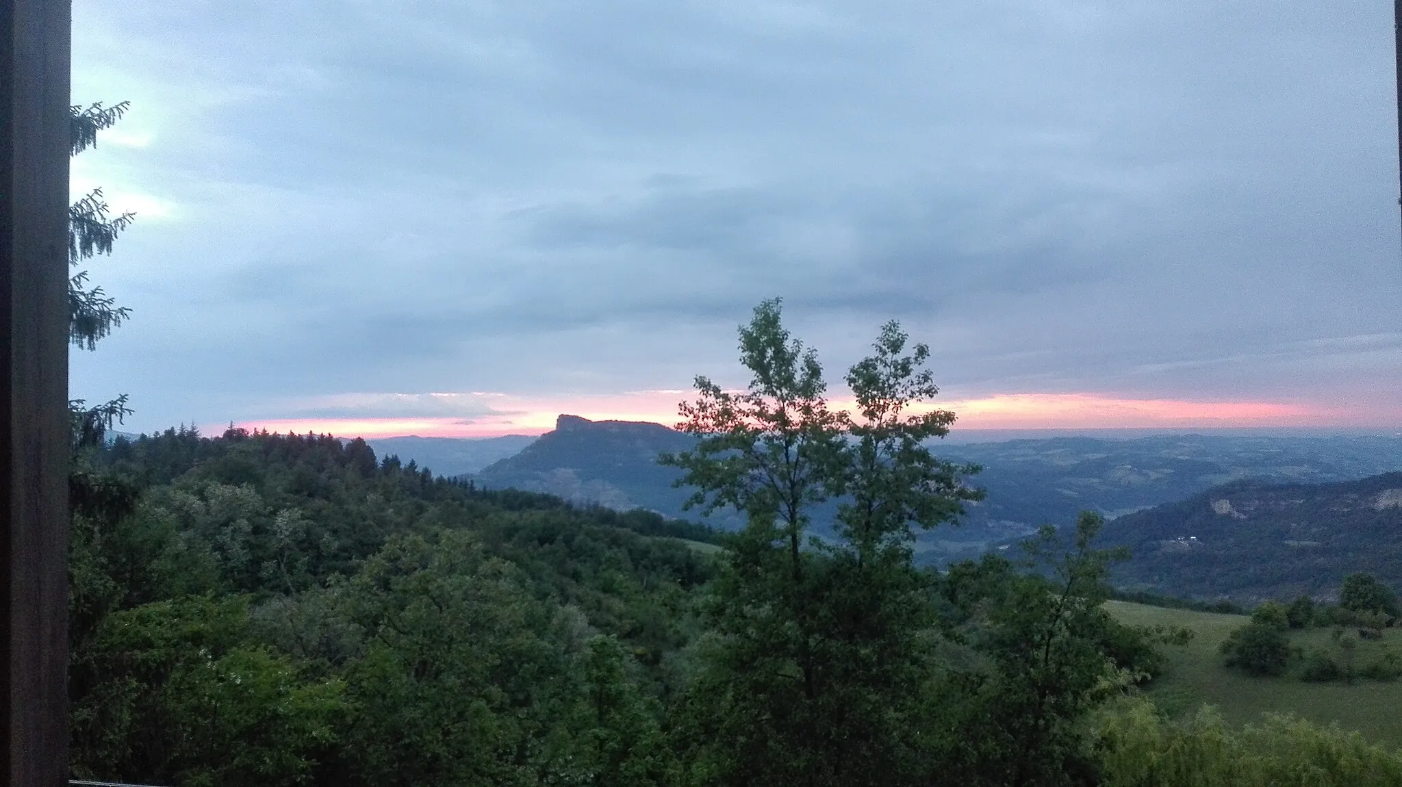 Photo showing: Tramonto estivo da via Bellavista alla Guarda (Loiano). Si tratta della vista nord, verso le Alpi. Al centro il profilo di Monte Adone.