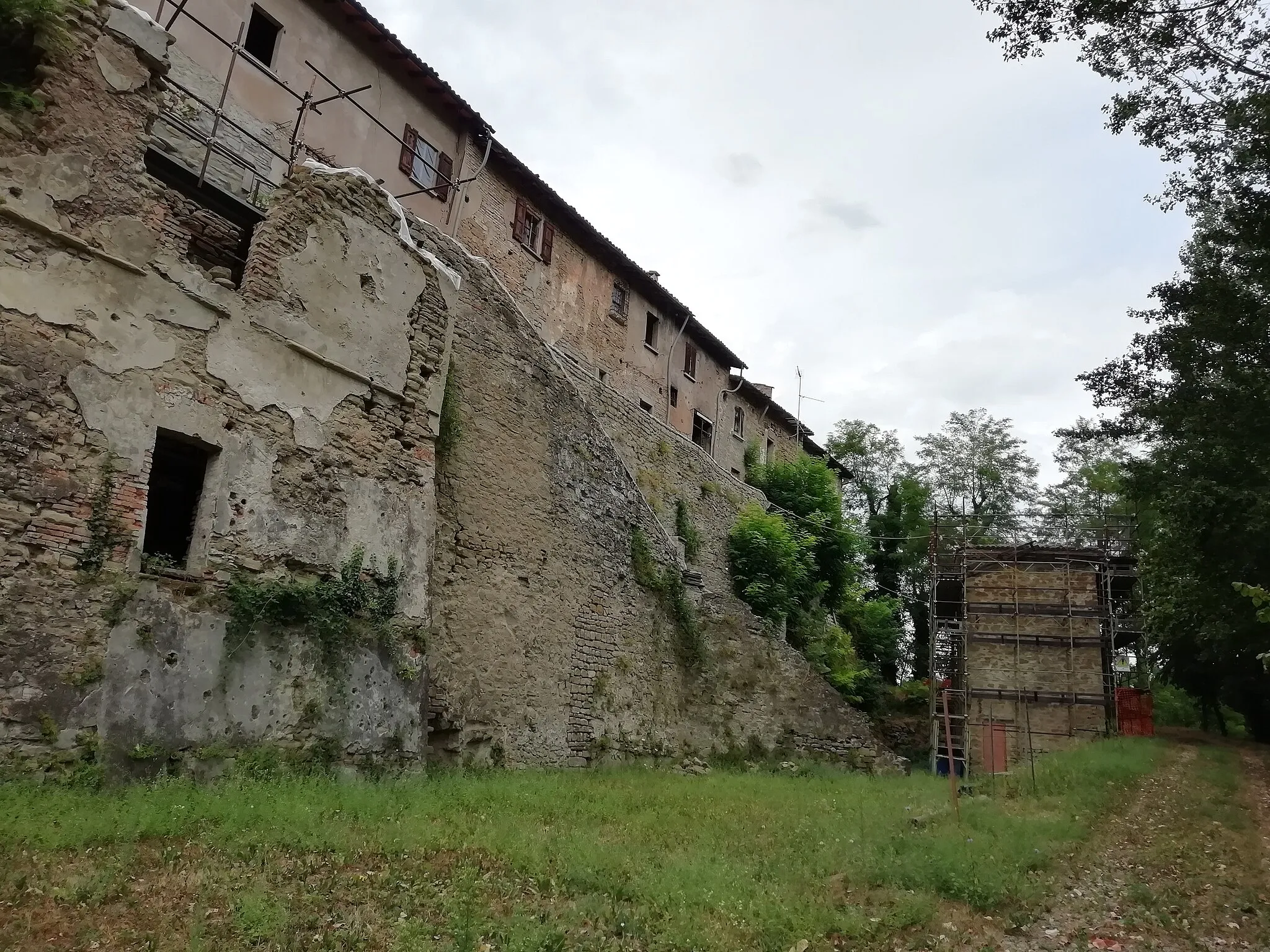 Photo showing: castello di Zena in restauro, Pianoro