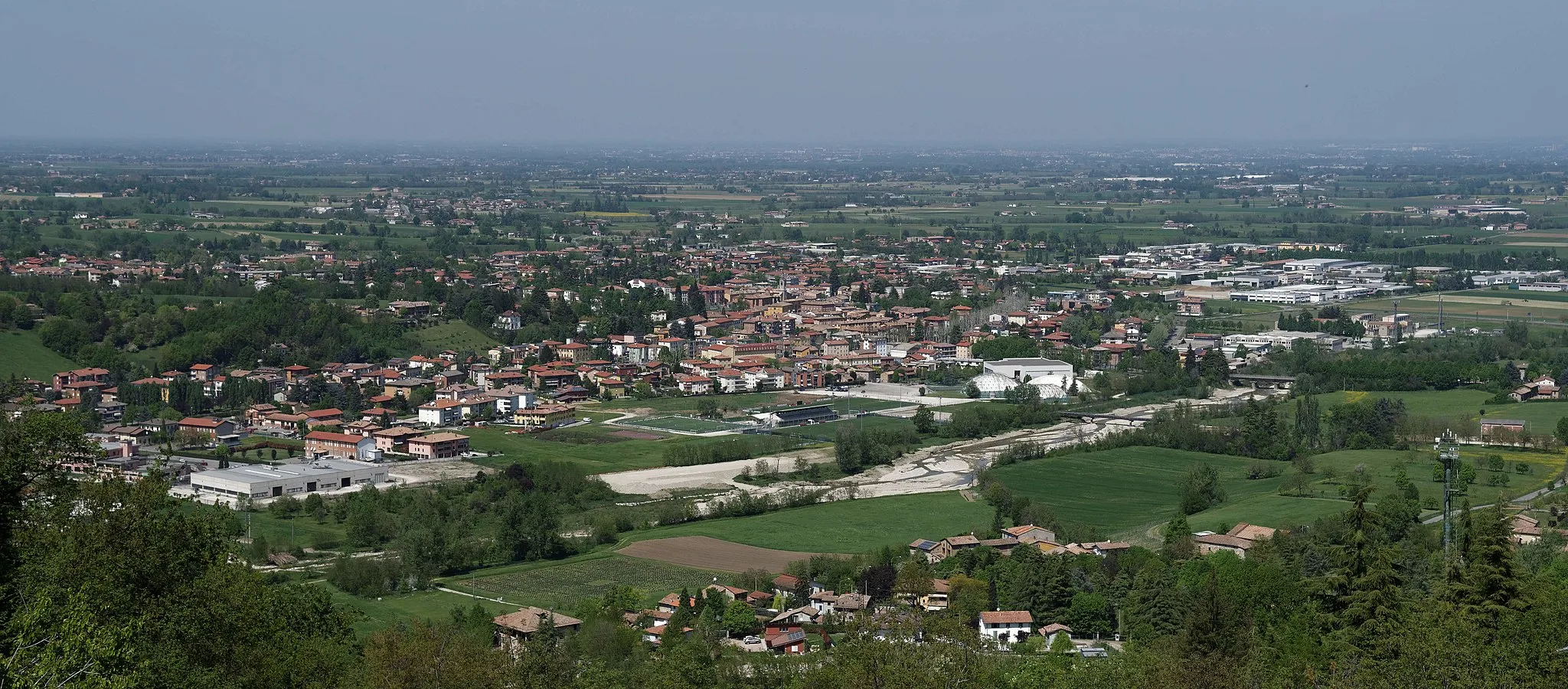 Photo showing: Traversetolo seen from the hill of the Castle of Guardasone