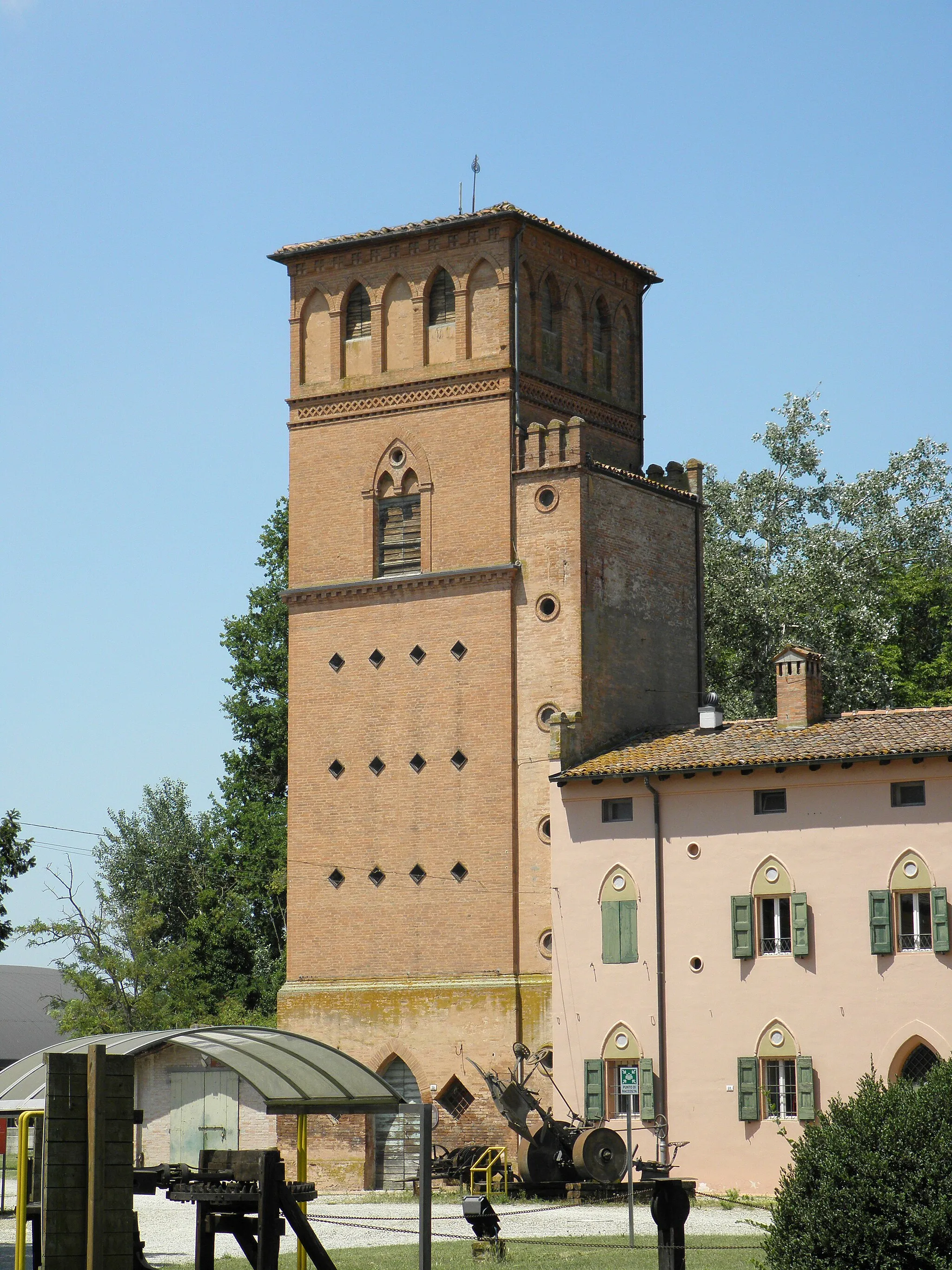 Photo showing: San Marino, frazione di Bentivoglio: la torre della Villa Smeraldi, attualmente sede del Museo della civiltà contadina.