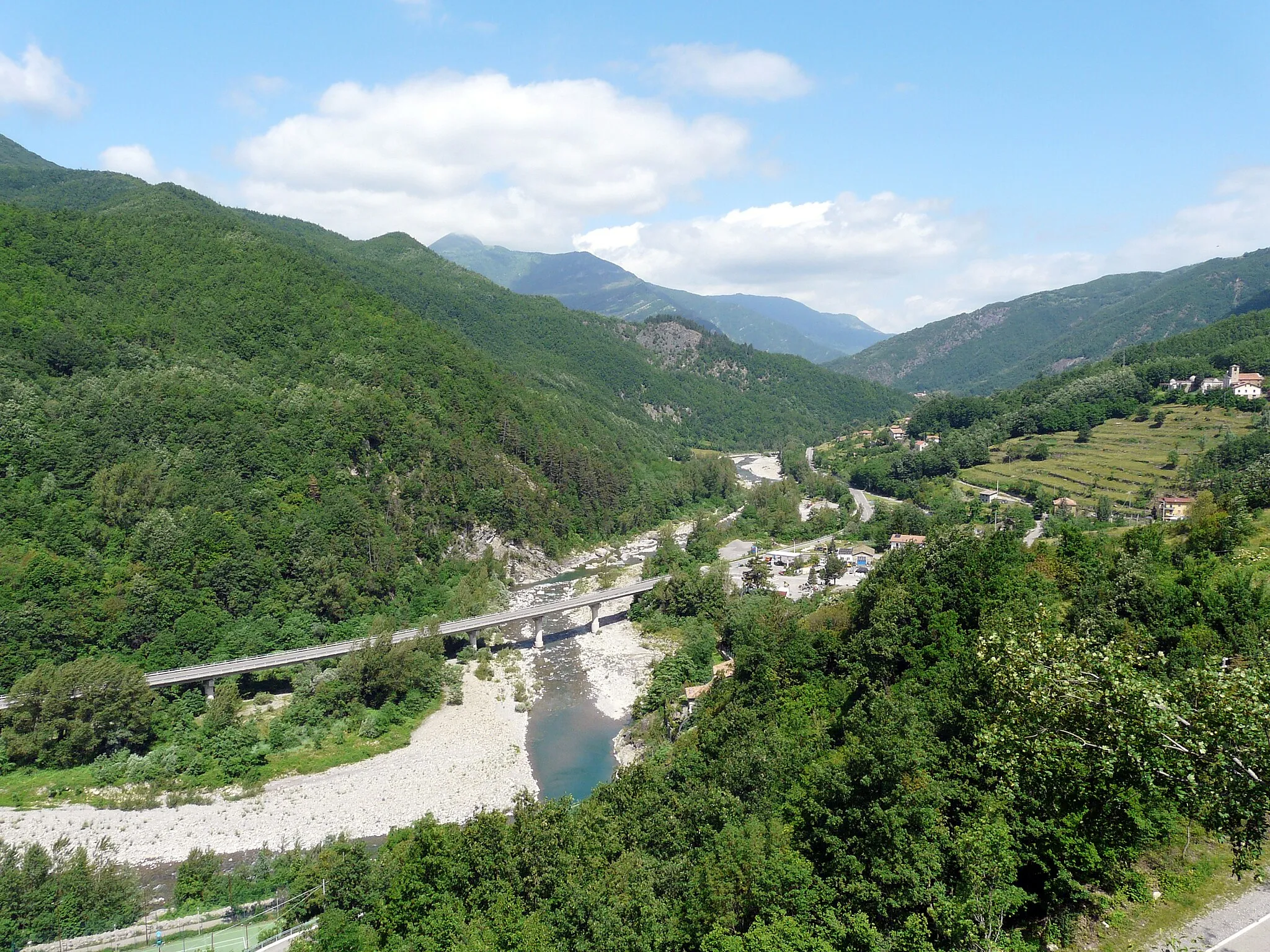Photo showing: Panorama del fiume Trebbia nel territorio di Ottone, Emilia-Romagna, Italia