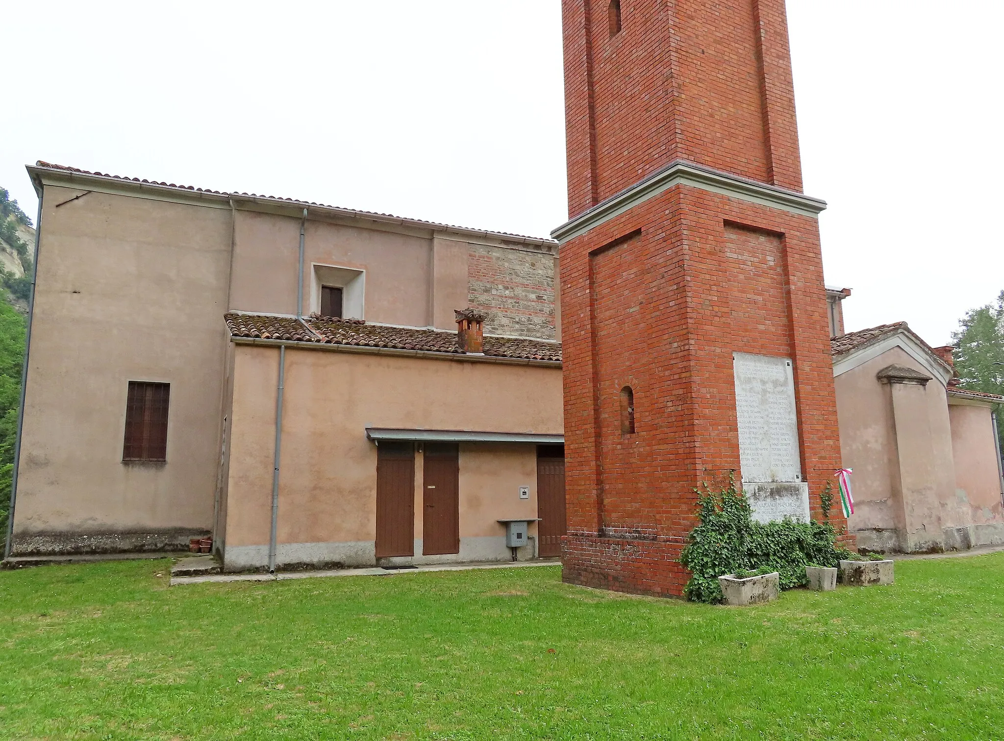 Photo showing: Lato nord della chiesa di San Giorgio Martire