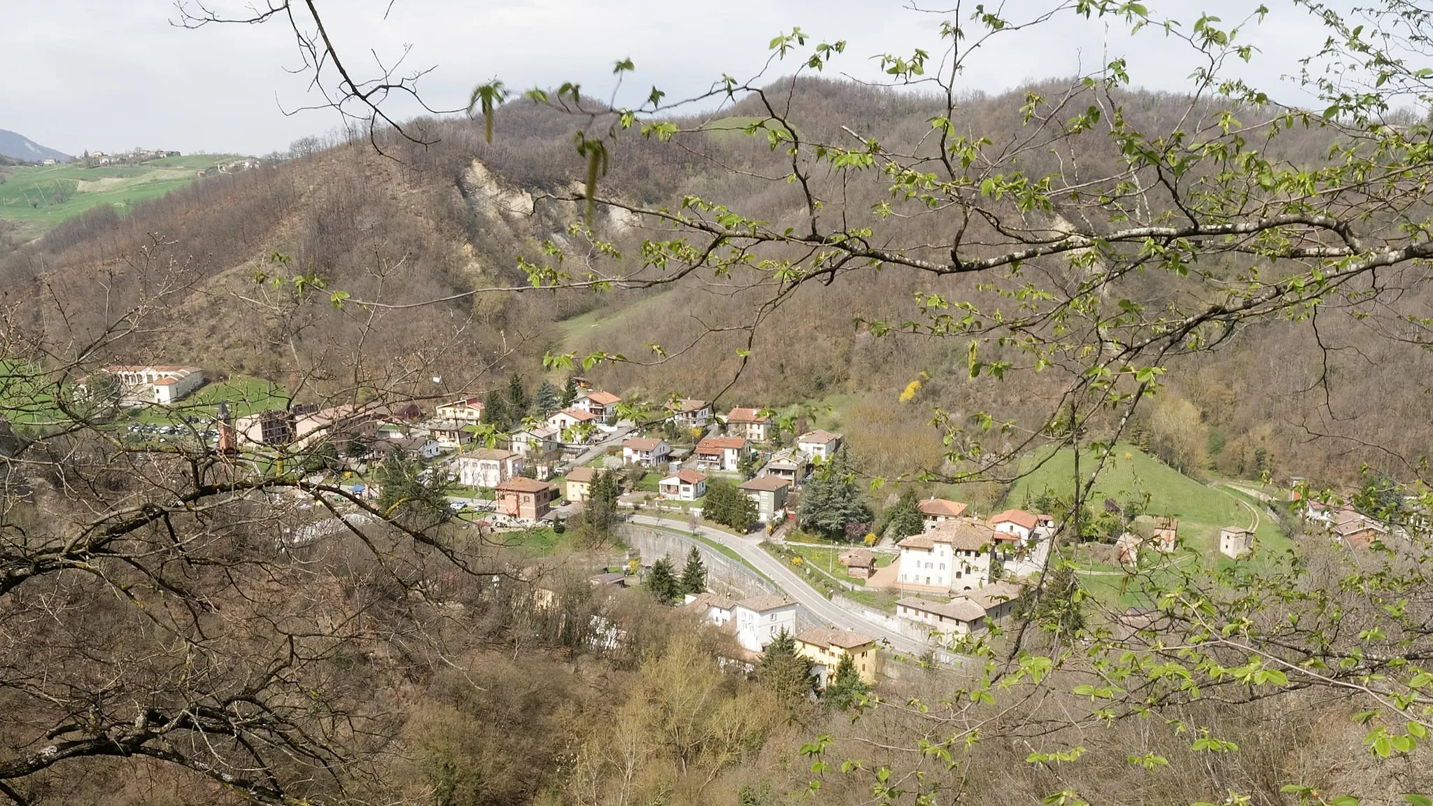 Photo showing: Varano Marchesi from the castle hill.