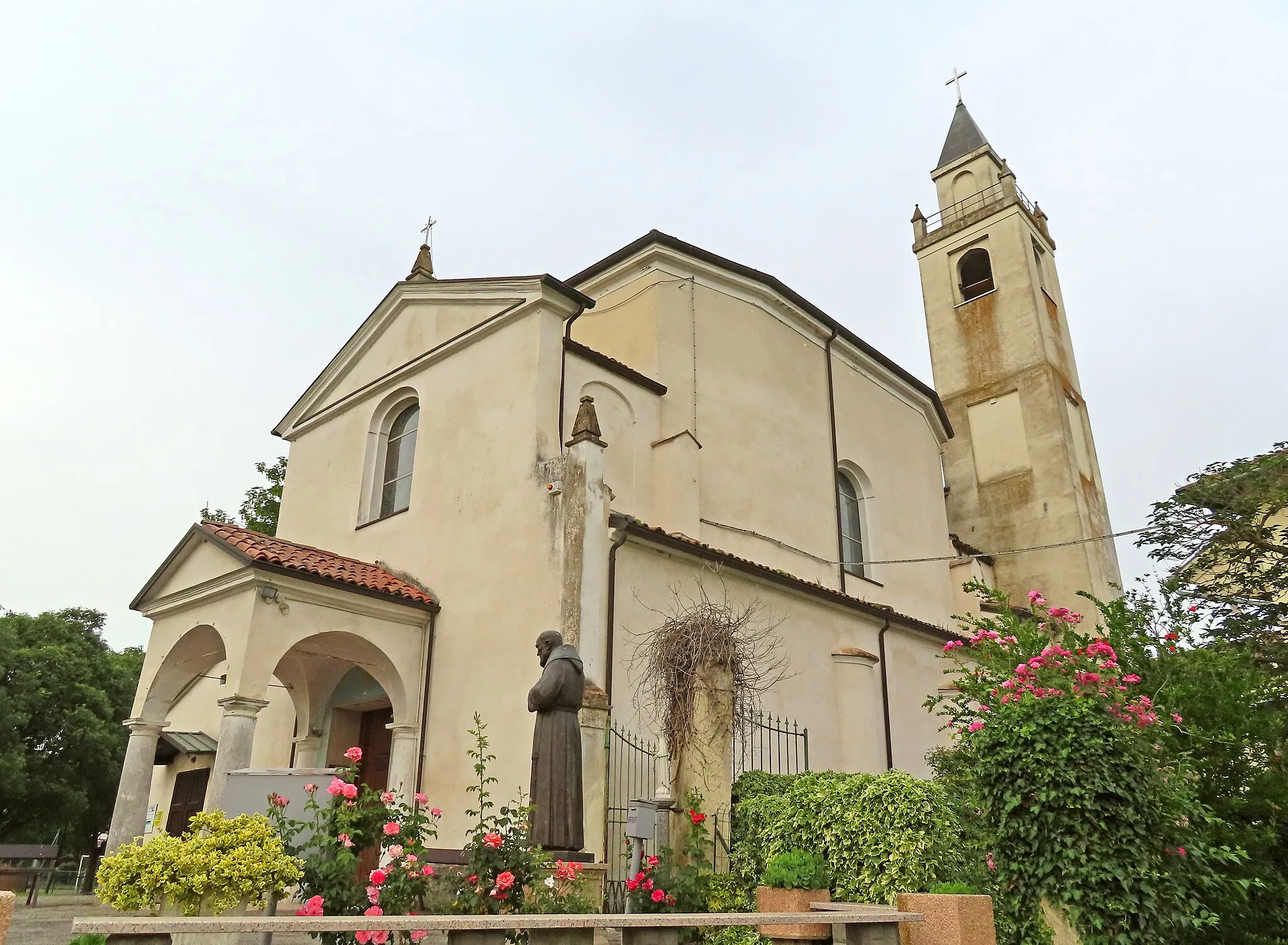 Photo showing: Facciata e lato sud della chiesa di Santa Maria Assunta