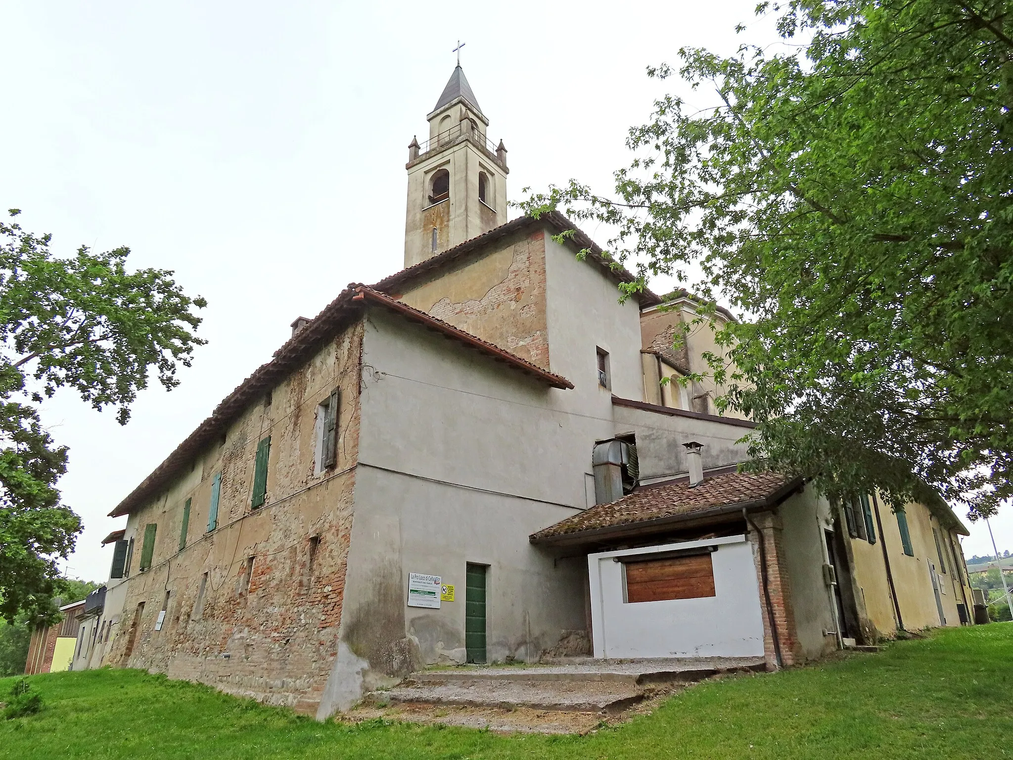 Photo showing: Retro e lato nord della chiesa di Santa Maria Assunta