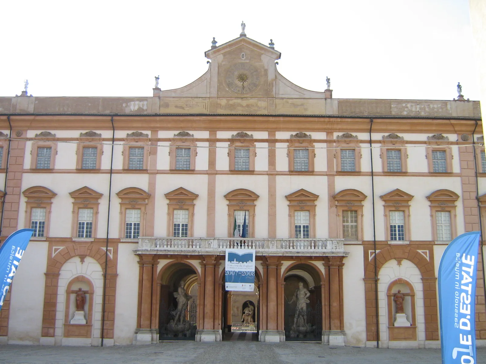 Photo showing: Main façade of the ducal palace in Sassuolo, province of Modena, Italy